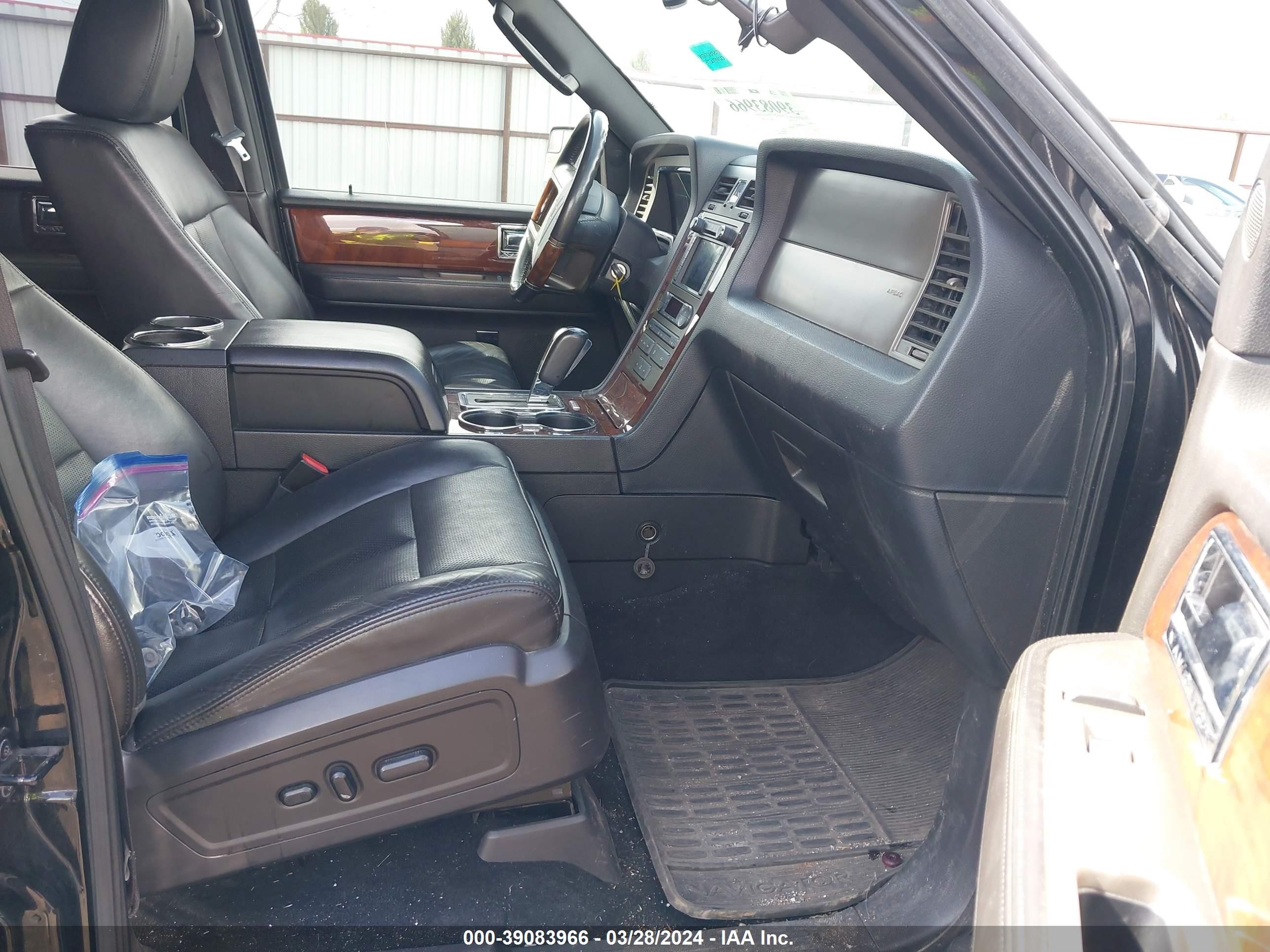 Photo 4 VIN: 5LMJJ3J58DEL03638 - LINCOLN NAVIGATOR 