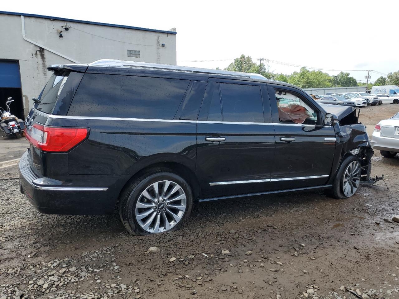 Photo 2 VIN: 5LMJJ3JT5JEL21105 - LINCOLN NAVIGATOR 