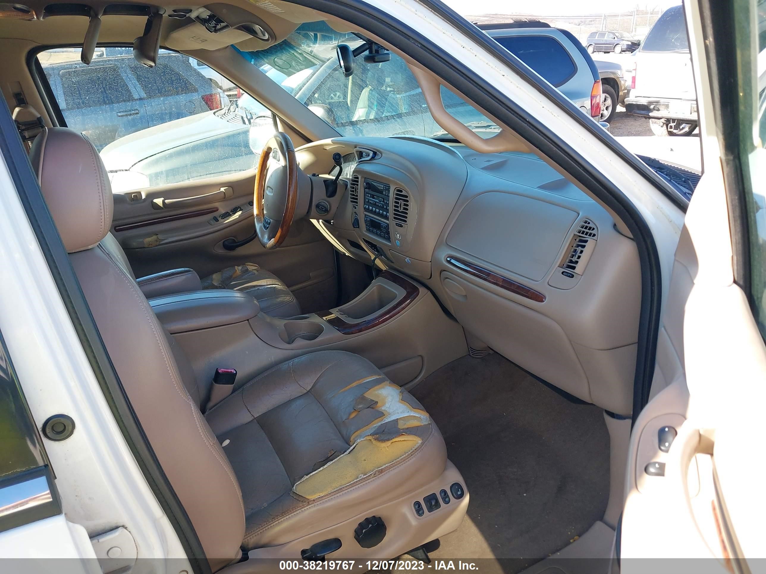 Photo 4 VIN: 5LMPU28A3XLJ38368 - LINCOLN NAVIGATOR 