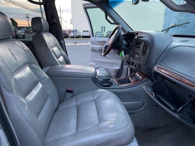 Photo 4 VIN: 5LMPU28A4YLJ11553 - LINCOLN NAVIGATOR 