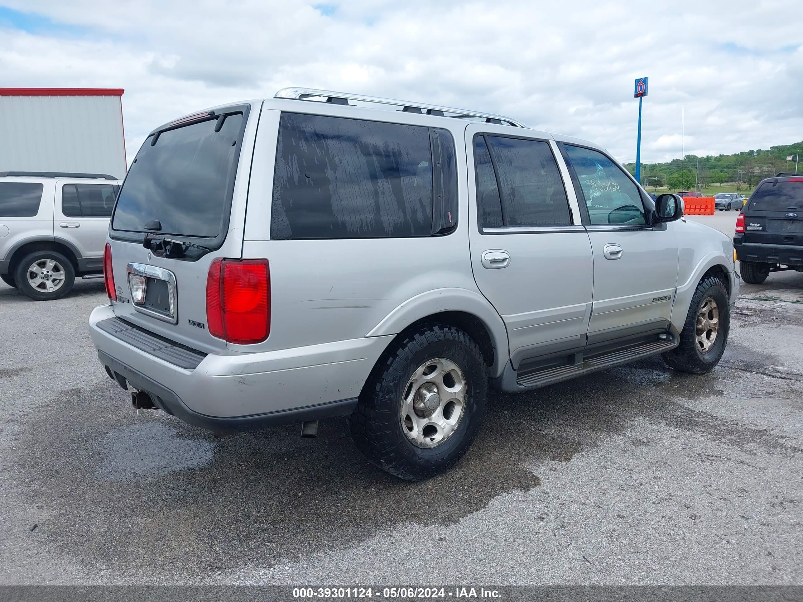 Photo 3 VIN: 5LMPU28A9XLJ28928 - LINCOLN NAVIGATOR 