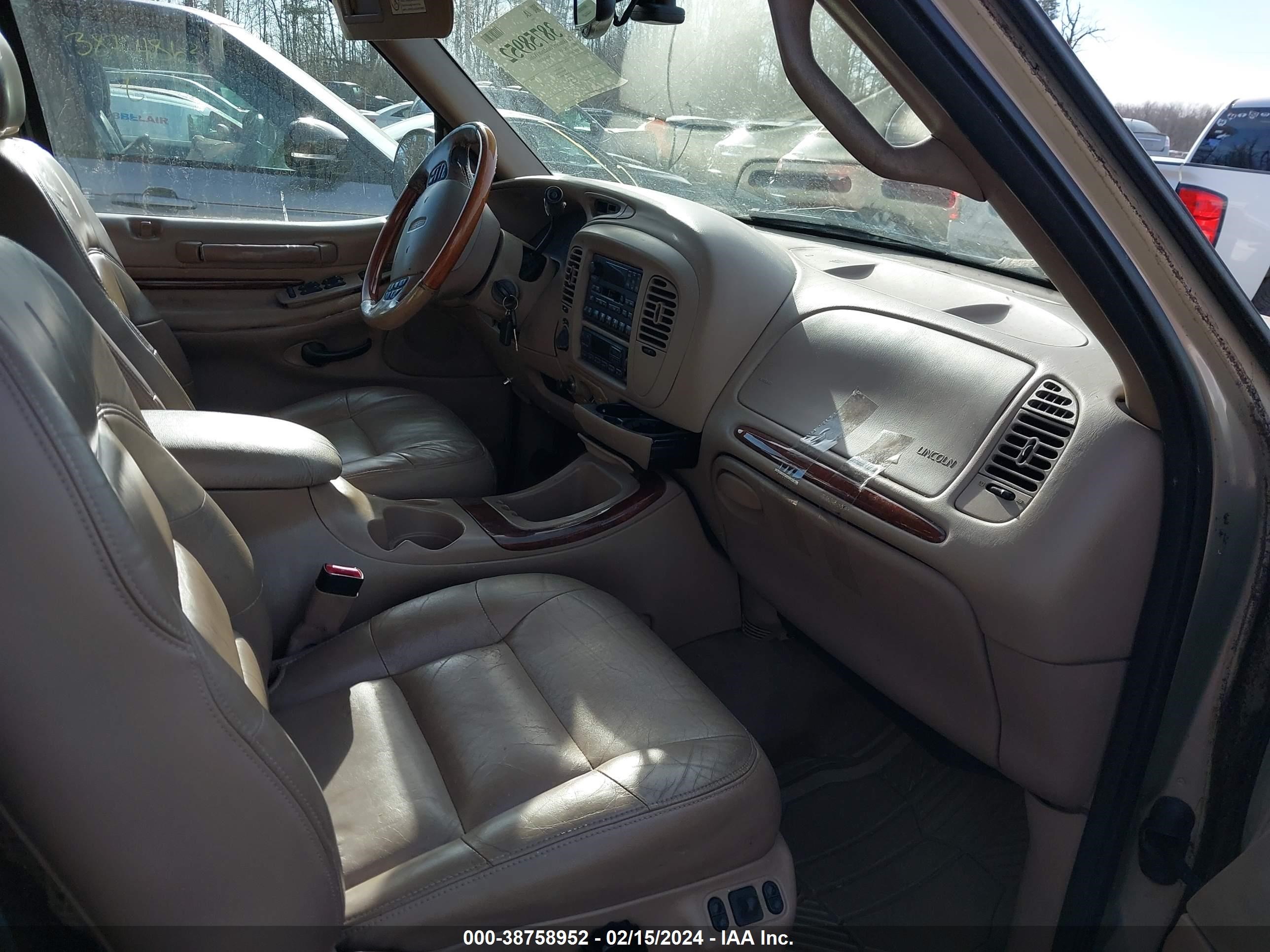 Photo 4 VIN: 5LMPU28L4XLJ13383 - LINCOLN NAVIGATOR 