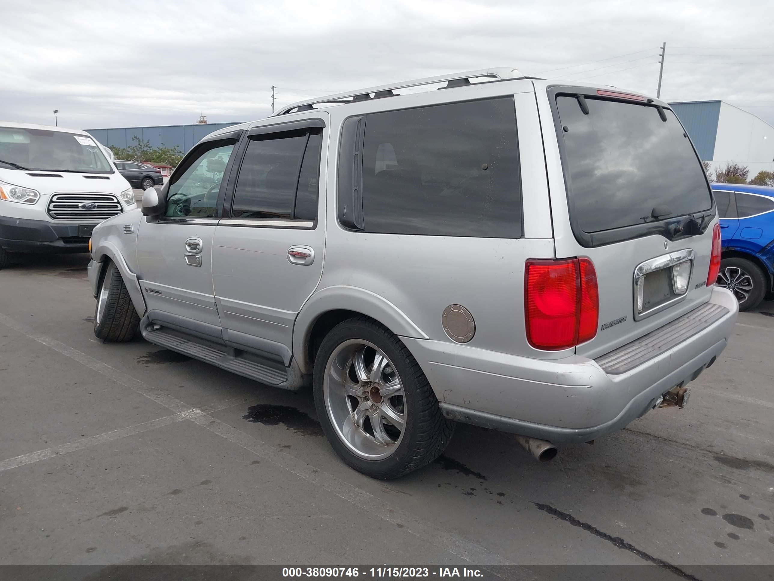 Photo 2 VIN: 5LMPU28L6XLJ11666 - LINCOLN NAVIGATOR 