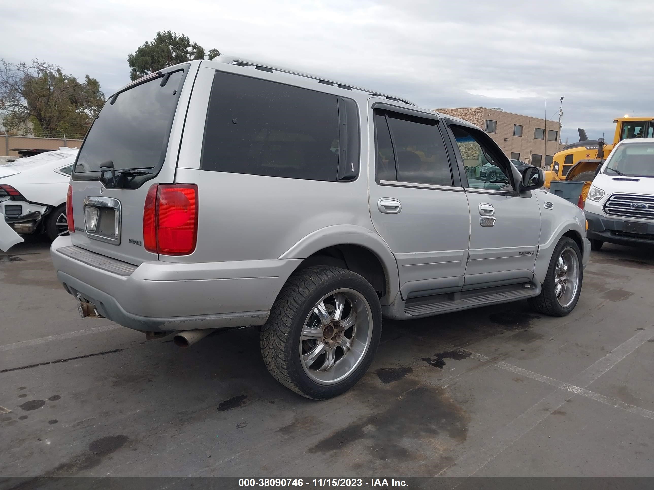 Photo 3 VIN: 5LMPU28L6XLJ11666 - LINCOLN NAVIGATOR 