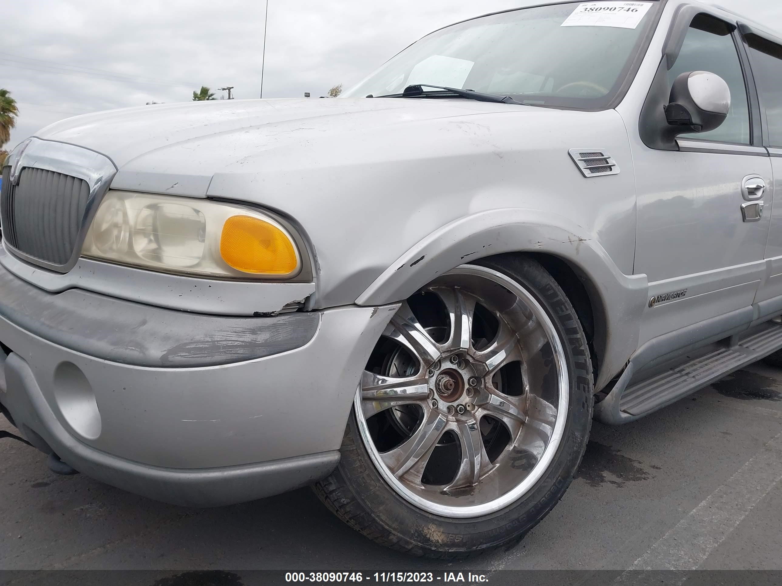 Photo 5 VIN: 5LMPU28L6XLJ11666 - LINCOLN NAVIGATOR 