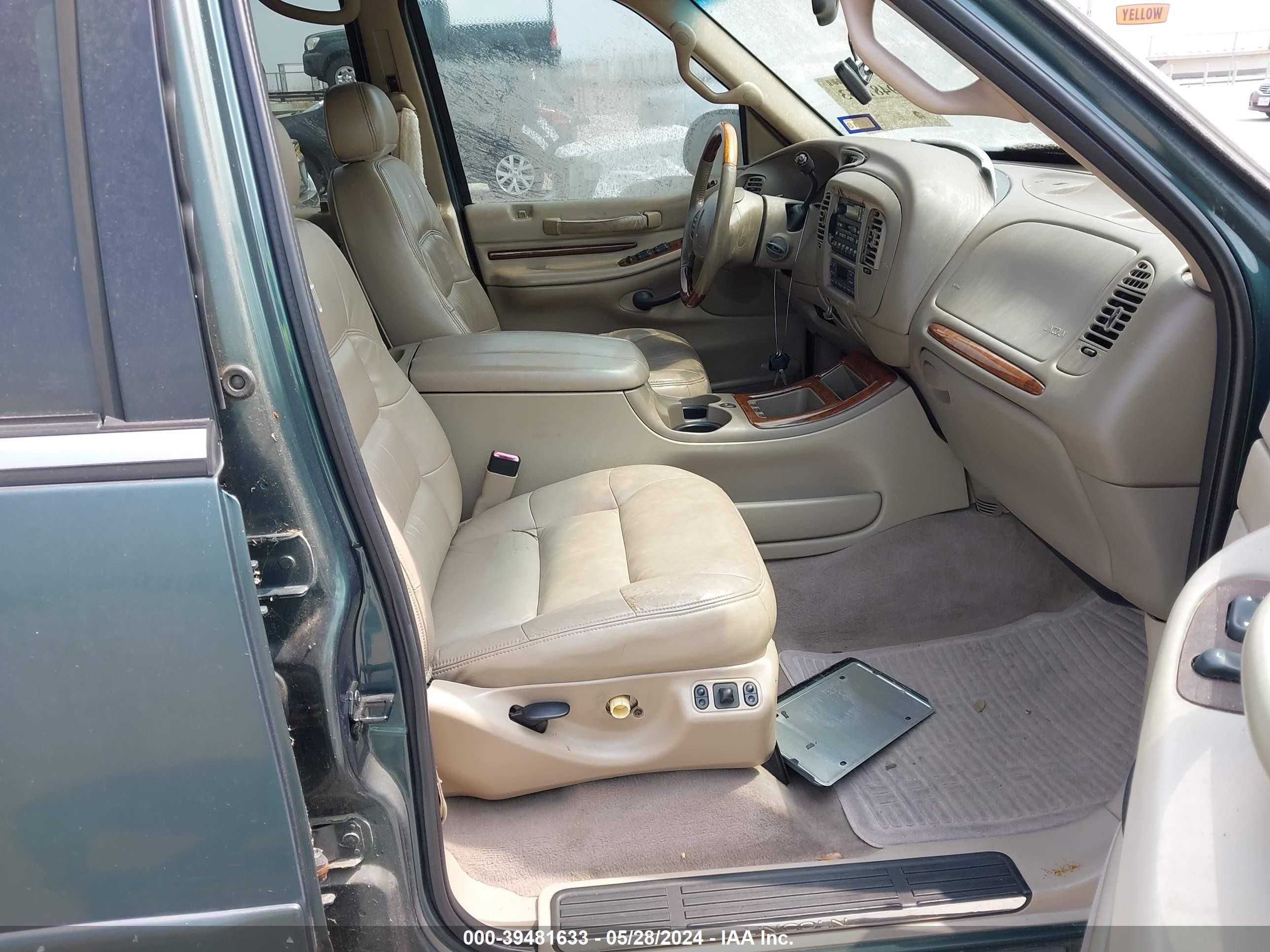 Photo 4 VIN: 5LMRU27A3YLJ00196 - LINCOLN NAVIGATOR 