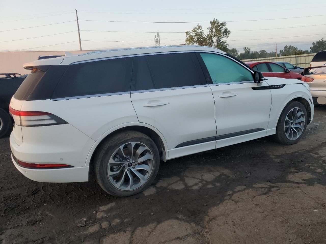 Photo 2 VIN: 5LMYJ8XY8NNL01970 - LINCOLN AVIATOR 