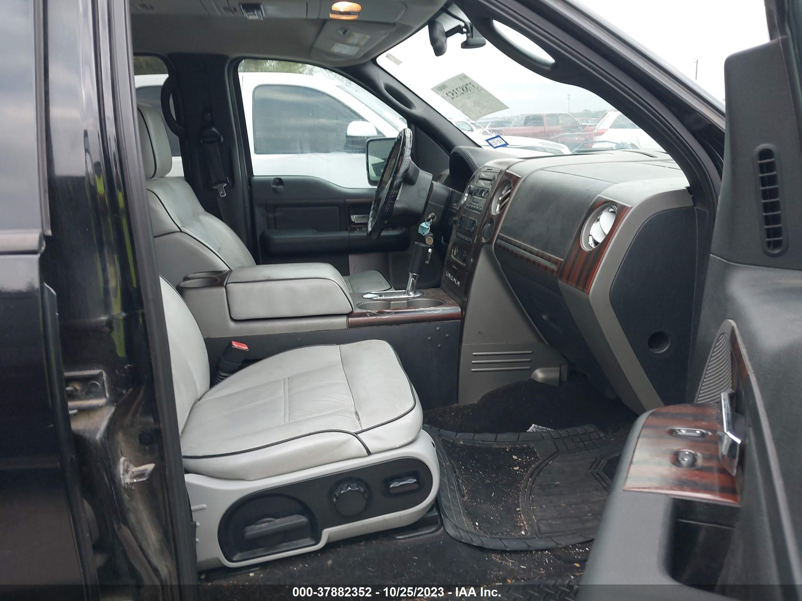 Photo 4 VIN: 5LTPW16506FJ01757 - LINCOLN MARK LT 