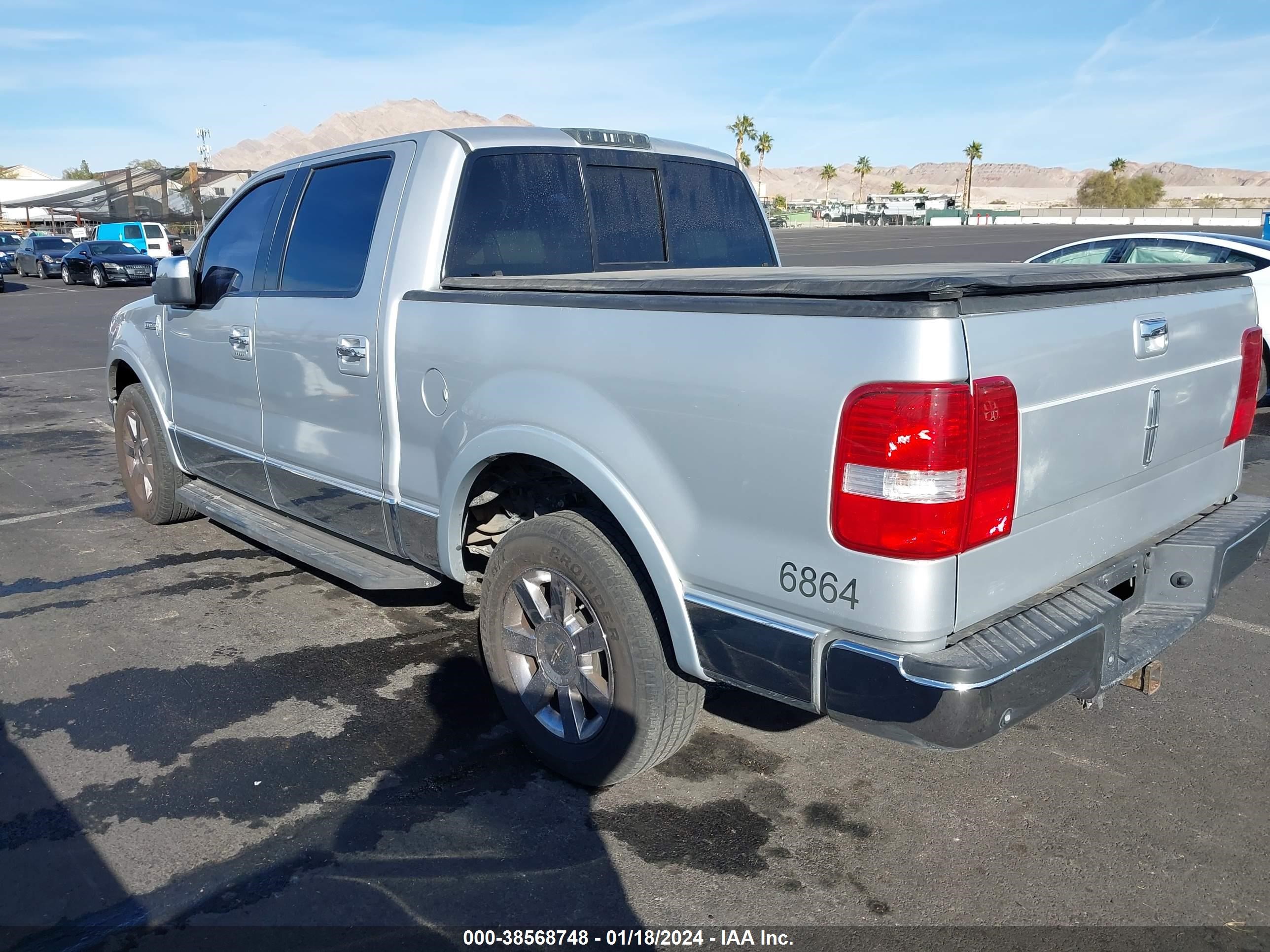 Photo 2 VIN: 5LTPW16526FJ01081 - LINCOLN MARK LT 