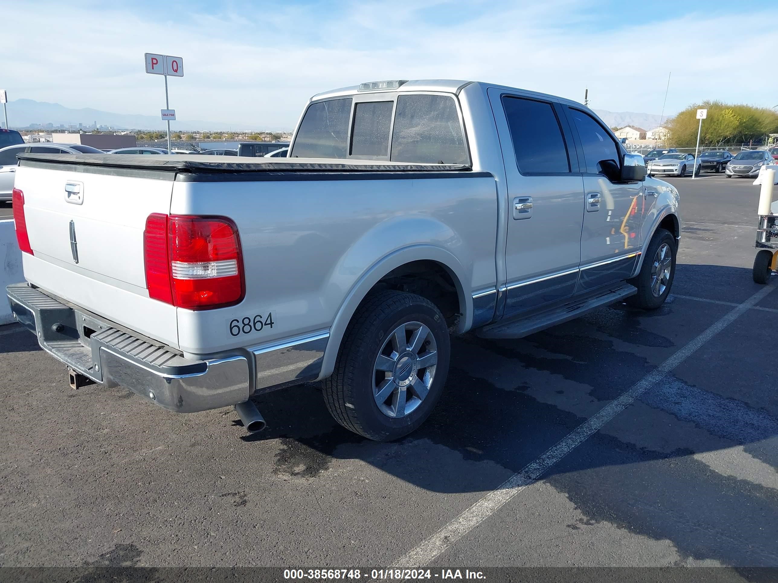 Photo 3 VIN: 5LTPW16526FJ01081 - LINCOLN MARK LT 