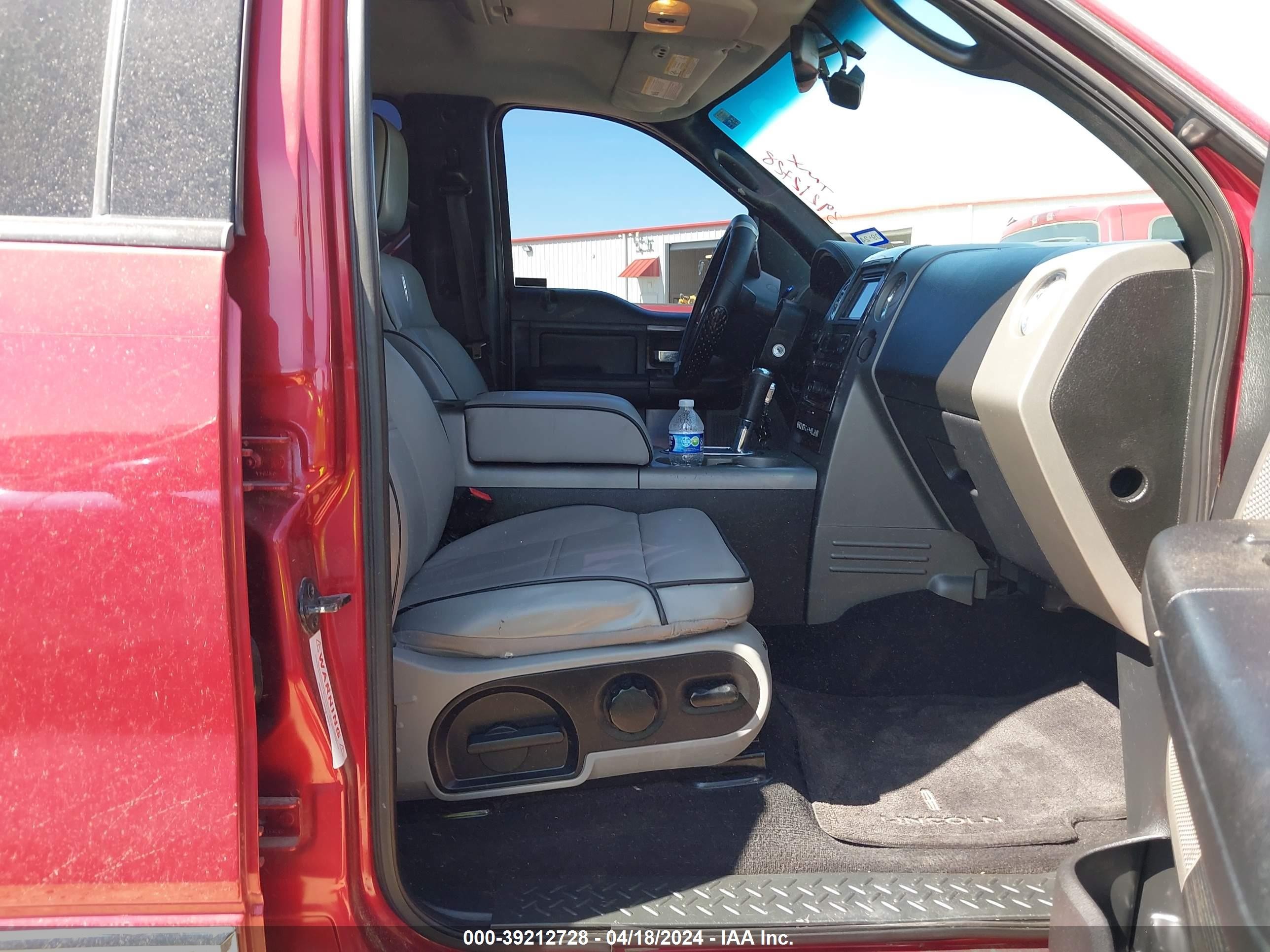 Photo 4 VIN: 5LTPW16527FJ02927 - LINCOLN MARK LT 