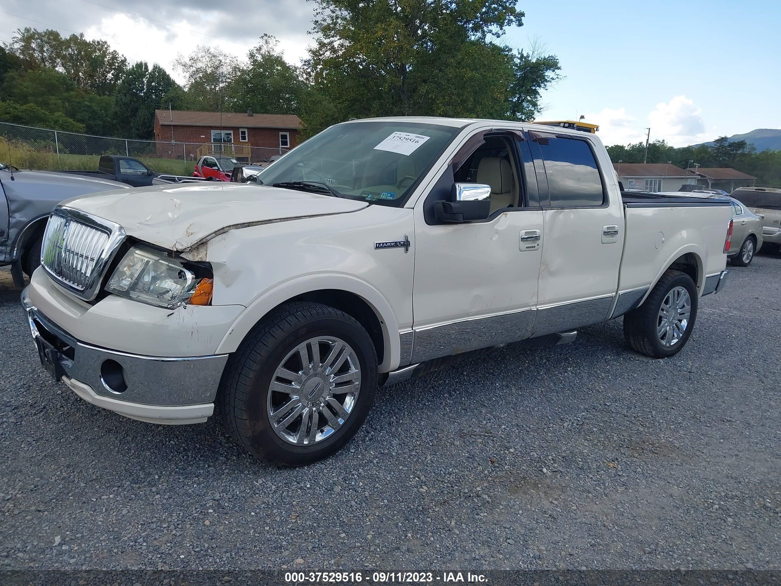 Photo 1 VIN: 5LTPW16528FJ04002 - LINCOLN MARK LT 