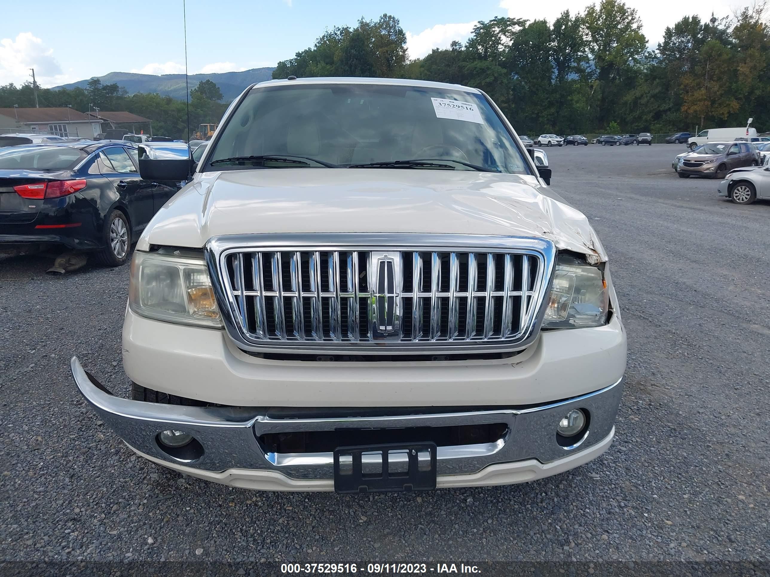 Photo 12 VIN: 5LTPW16528FJ04002 - LINCOLN MARK LT 