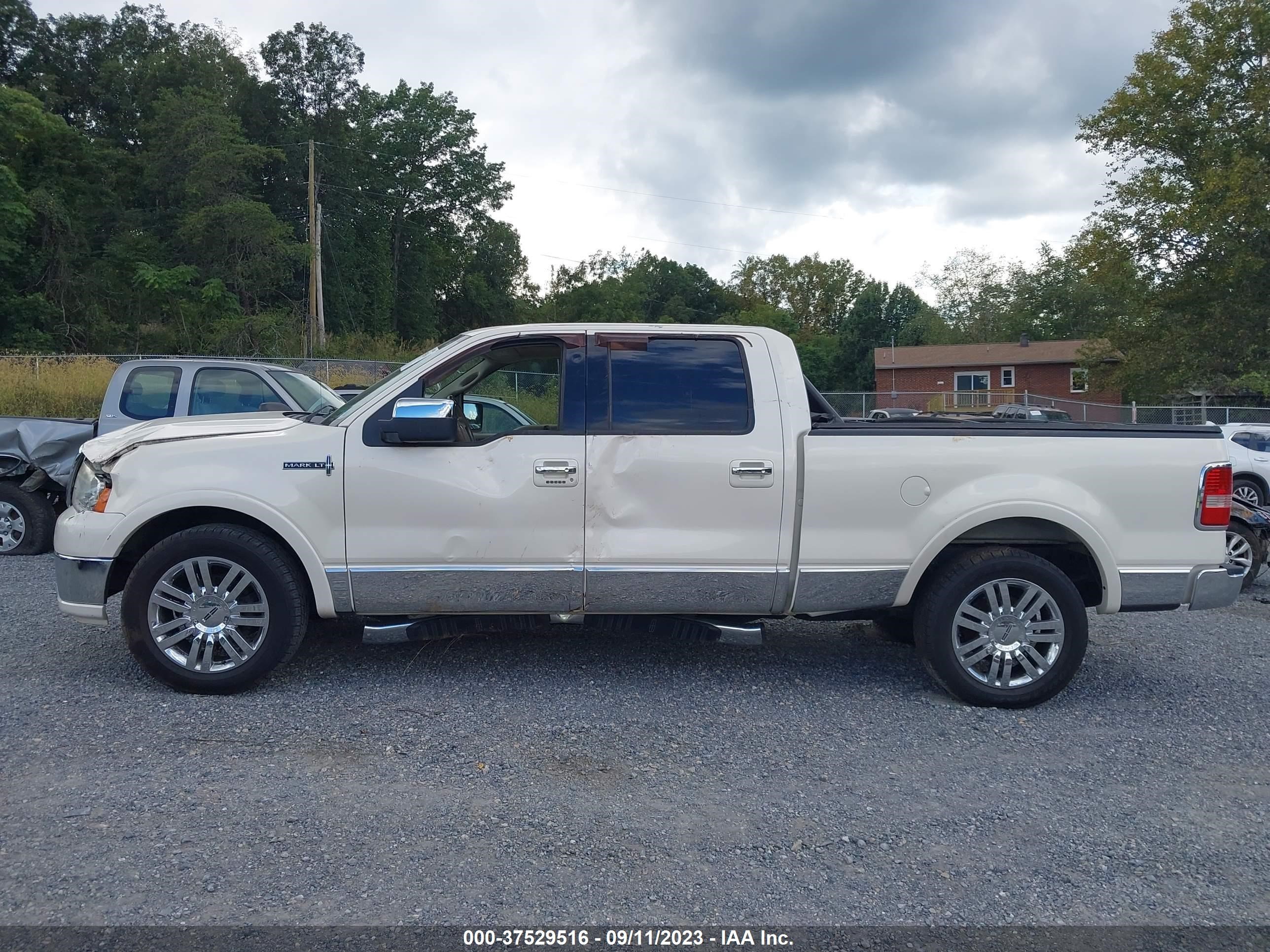 Photo 14 VIN: 5LTPW16528FJ04002 - LINCOLN MARK LT 