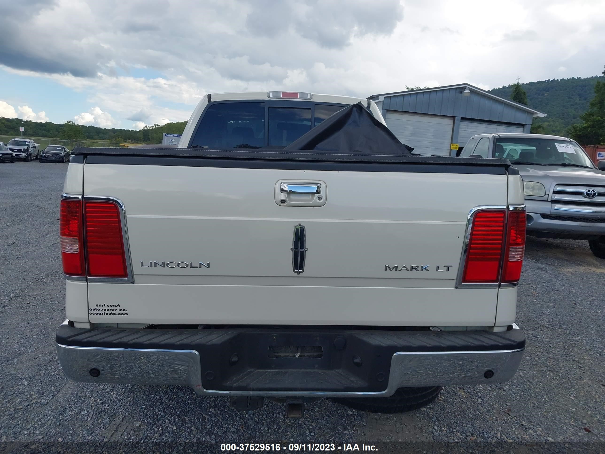 Photo 16 VIN: 5LTPW16528FJ04002 - LINCOLN MARK LT 