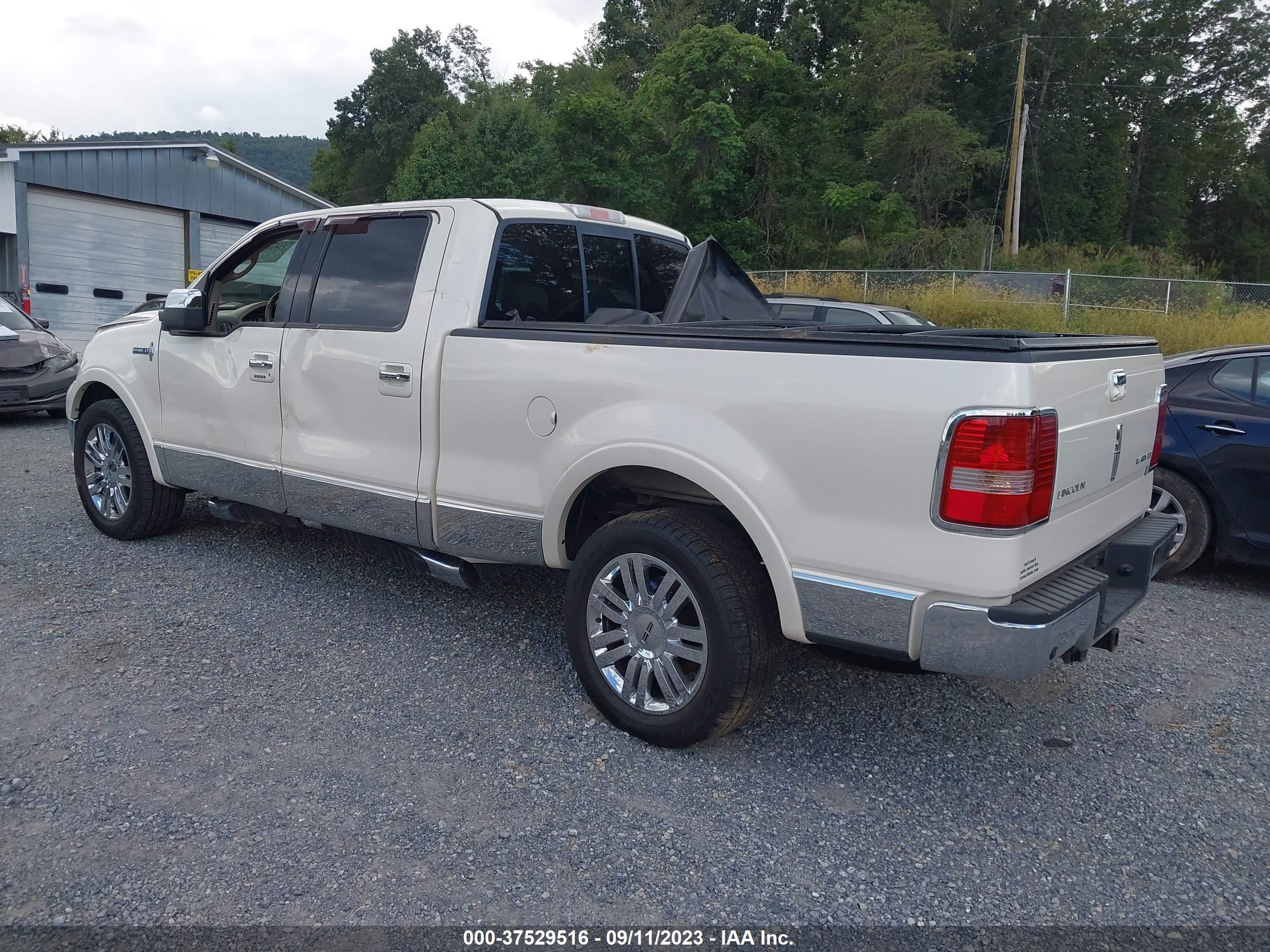 Photo 2 VIN: 5LTPW16528FJ04002 - LINCOLN MARK LT 