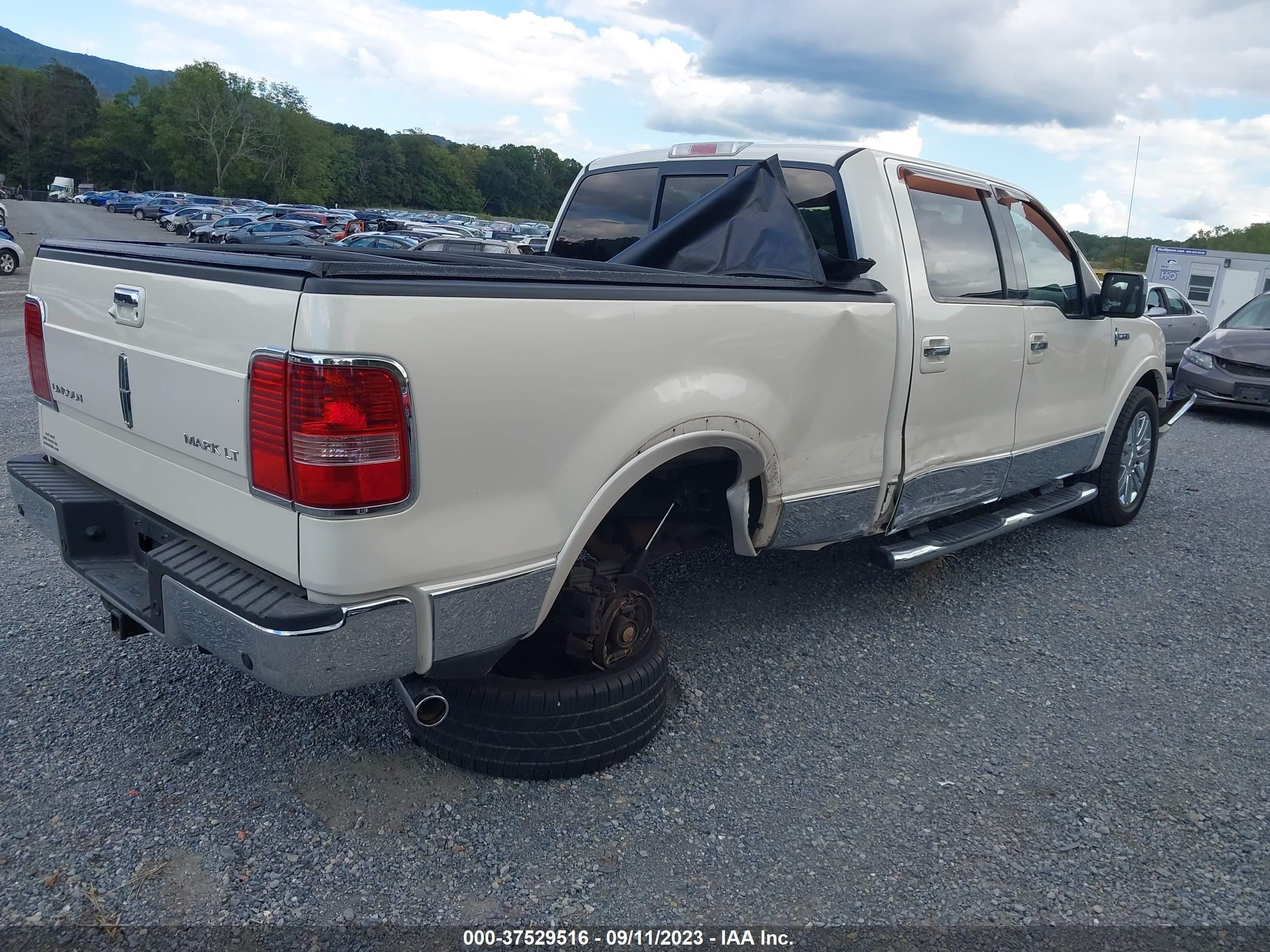 Photo 3 VIN: 5LTPW16528FJ04002 - LINCOLN MARK LT 