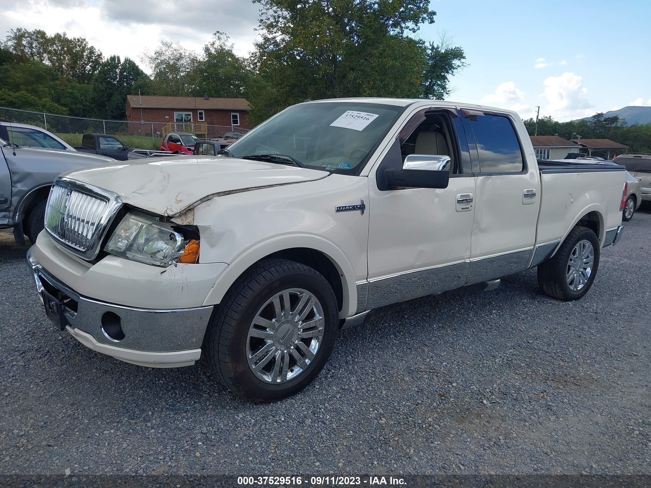 Photo 5 VIN: 5LTPW16528FJ04002 - LINCOLN MARK LT 