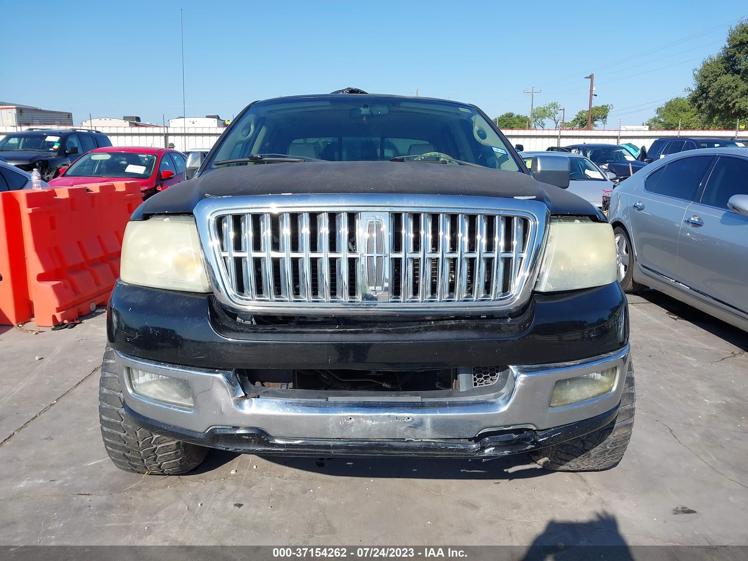 Photo 12 VIN: 5LTPW16536FJ03633 - LINCOLN MARK LT 