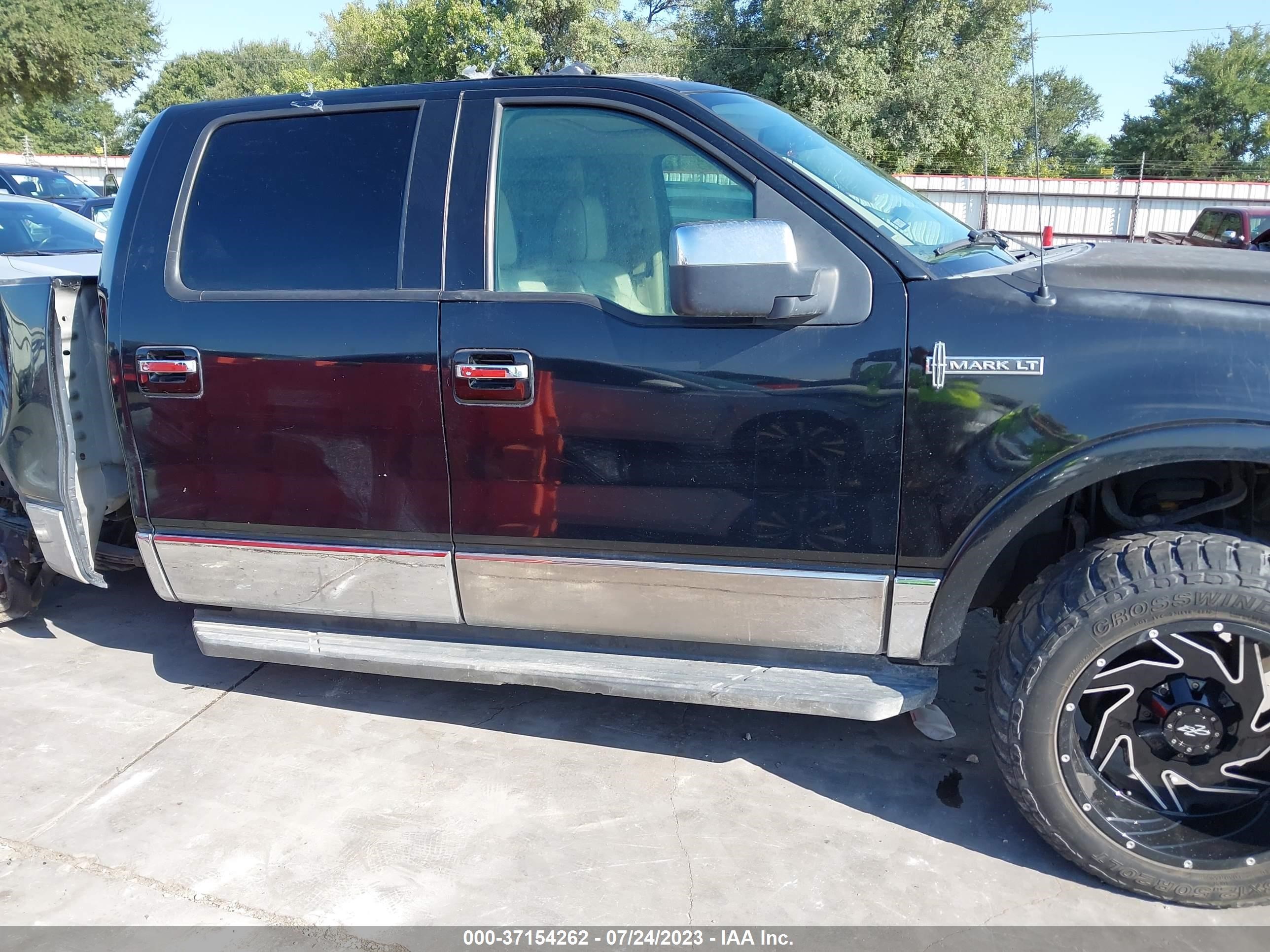 Photo 13 VIN: 5LTPW16536FJ03633 - LINCOLN MARK LT 