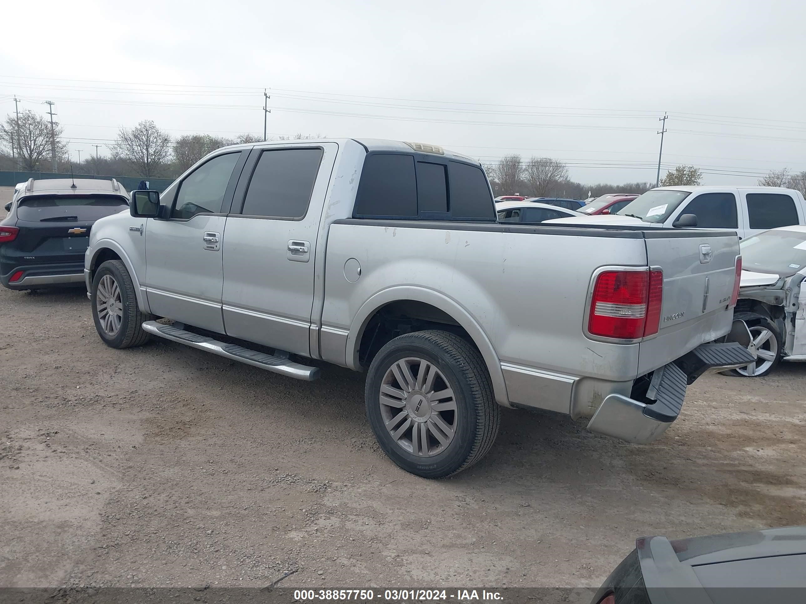 Photo 2 VIN: 5LTPW16537FJ08722 - LINCOLN MARK LT 