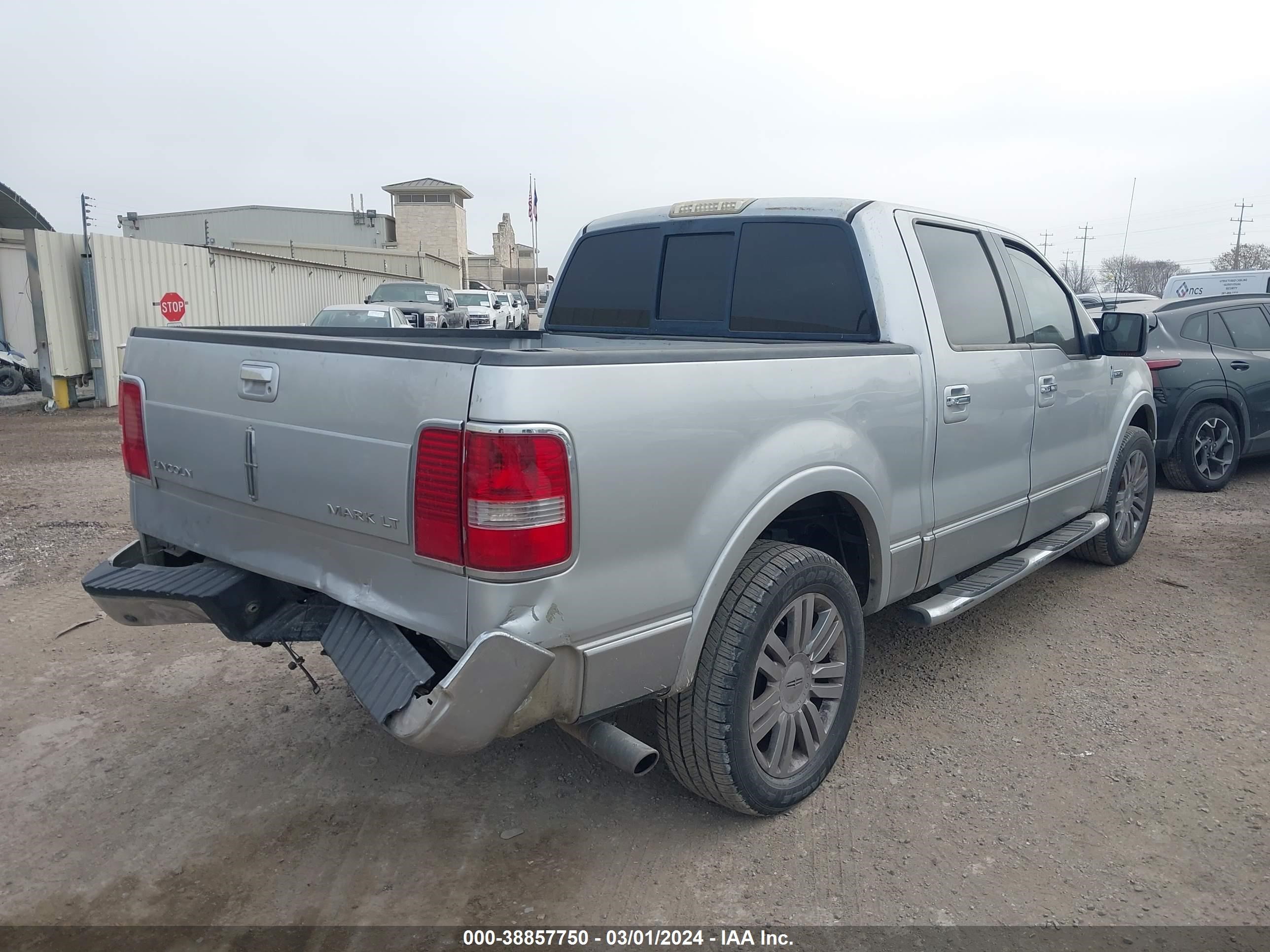 Photo 3 VIN: 5LTPW16537FJ08722 - LINCOLN MARK LT 