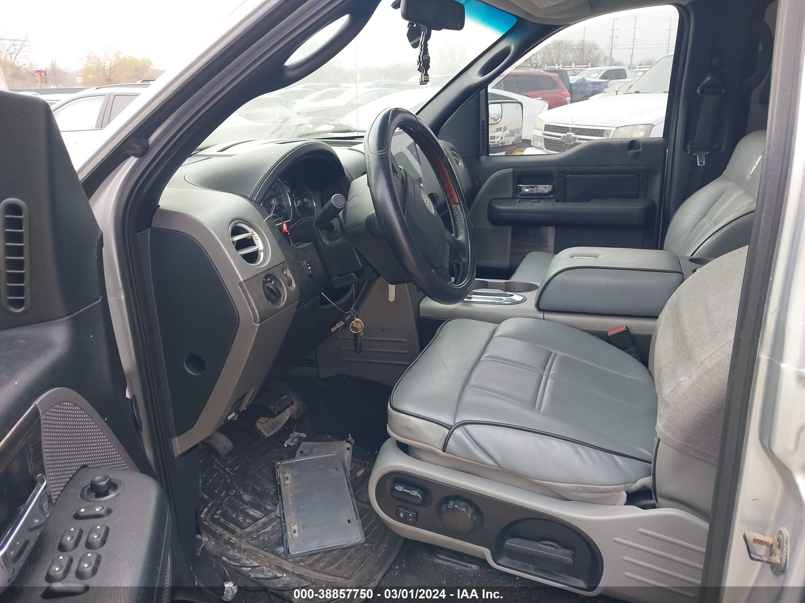 Photo 4 VIN: 5LTPW16537FJ08722 - LINCOLN MARK LT 