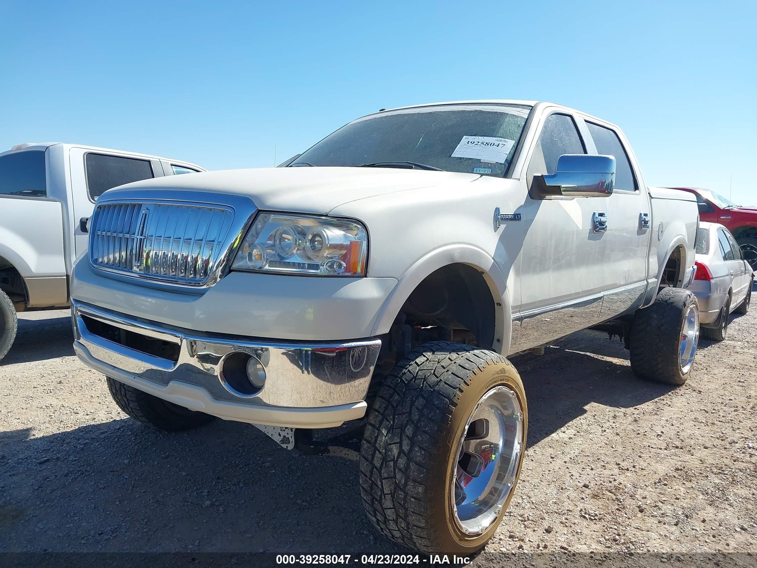 Photo 1 VIN: 5LTPW16588FJ06014 - LINCOLN MARK LT 