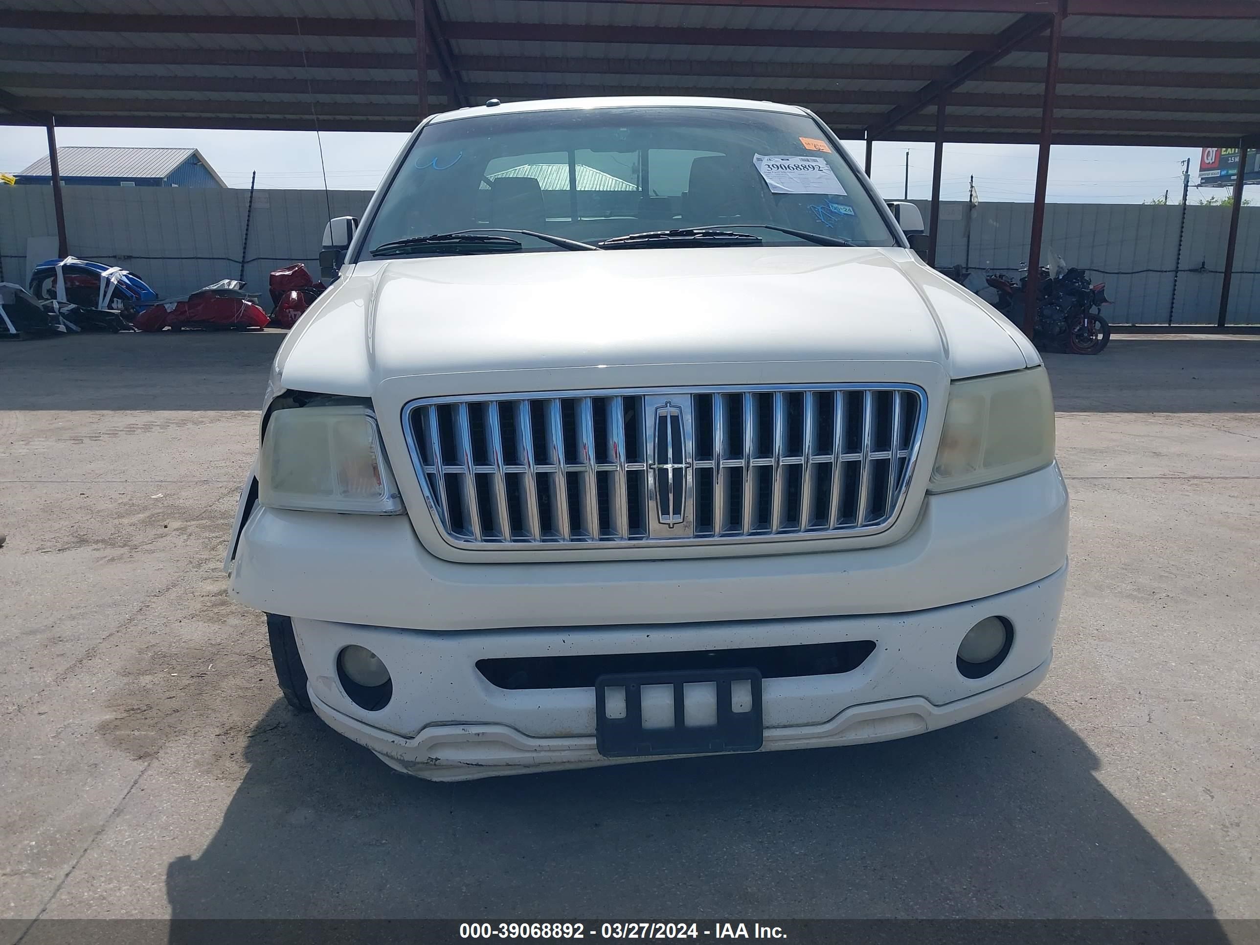 Photo 11 VIN: 5LTPW16597FJ04822 - LINCOLN MARK LT 