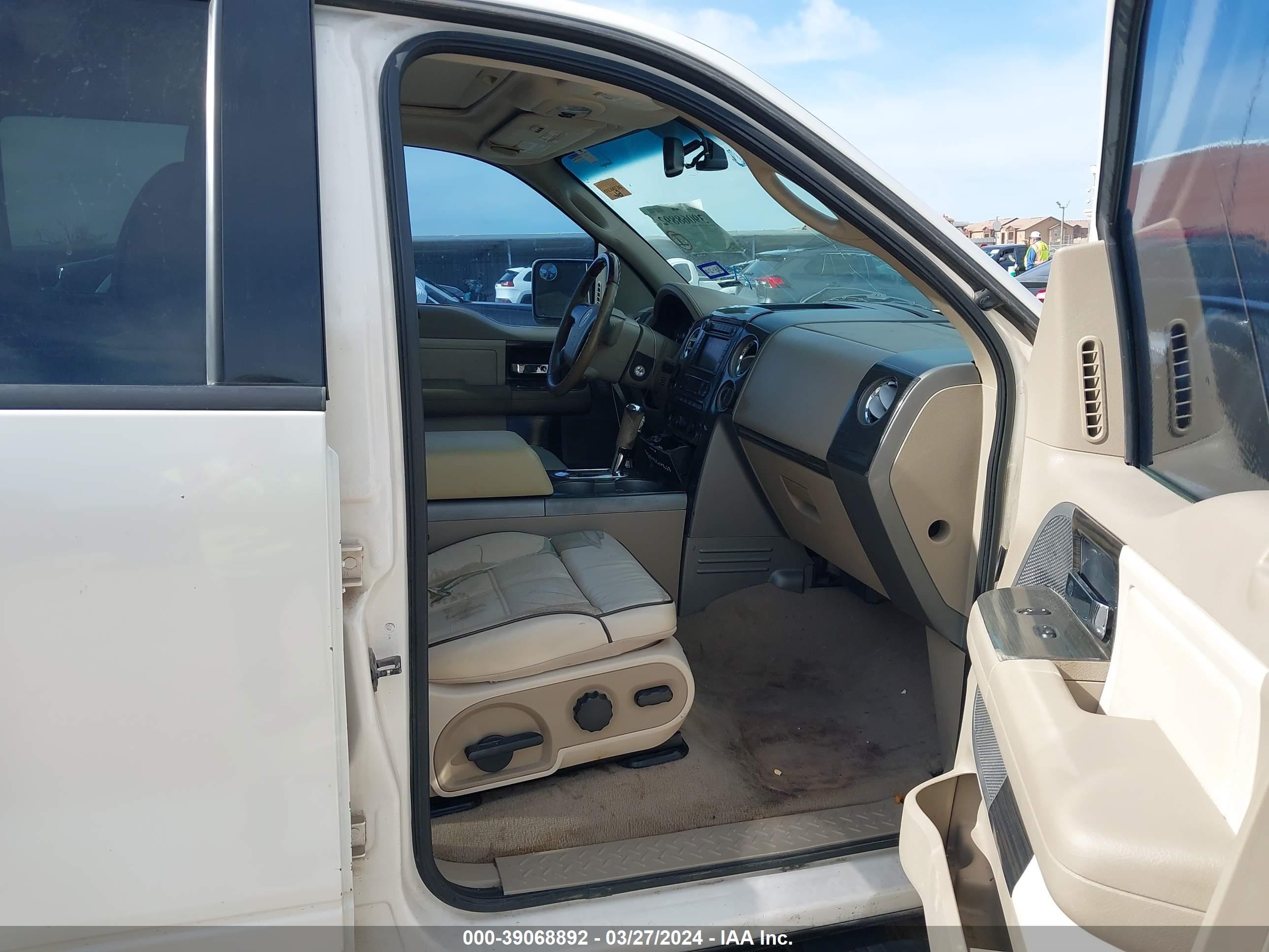 Photo 4 VIN: 5LTPW16597FJ04822 - LINCOLN MARK LT 