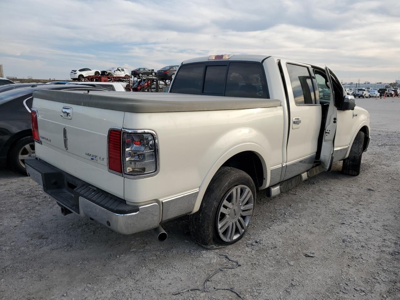 Photo 2 VIN: 5LTPW16598FJ04319 - LINCOLN MARK LT 