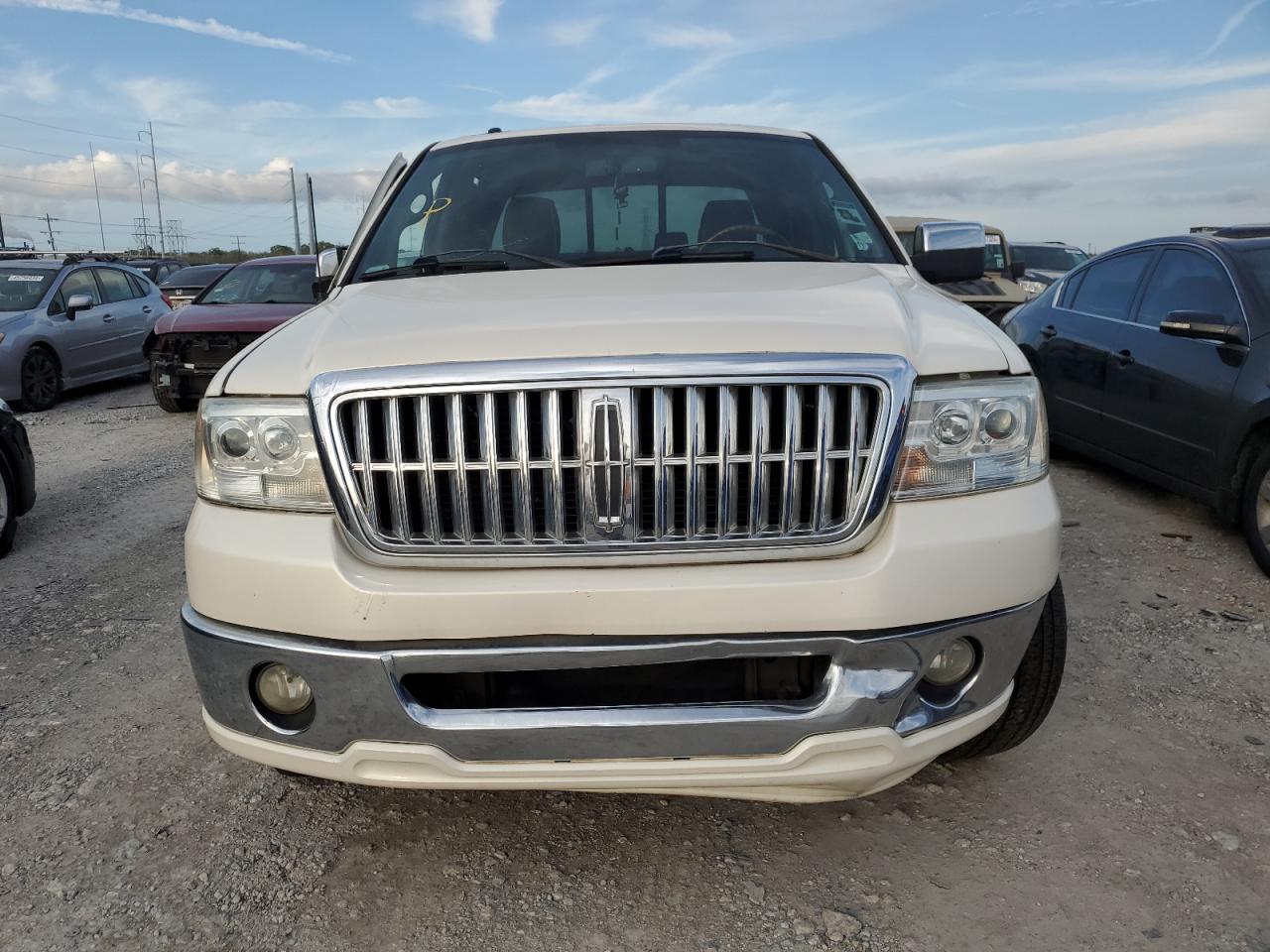 Photo 4 VIN: 5LTPW16598FJ04319 - LINCOLN MARK LT 