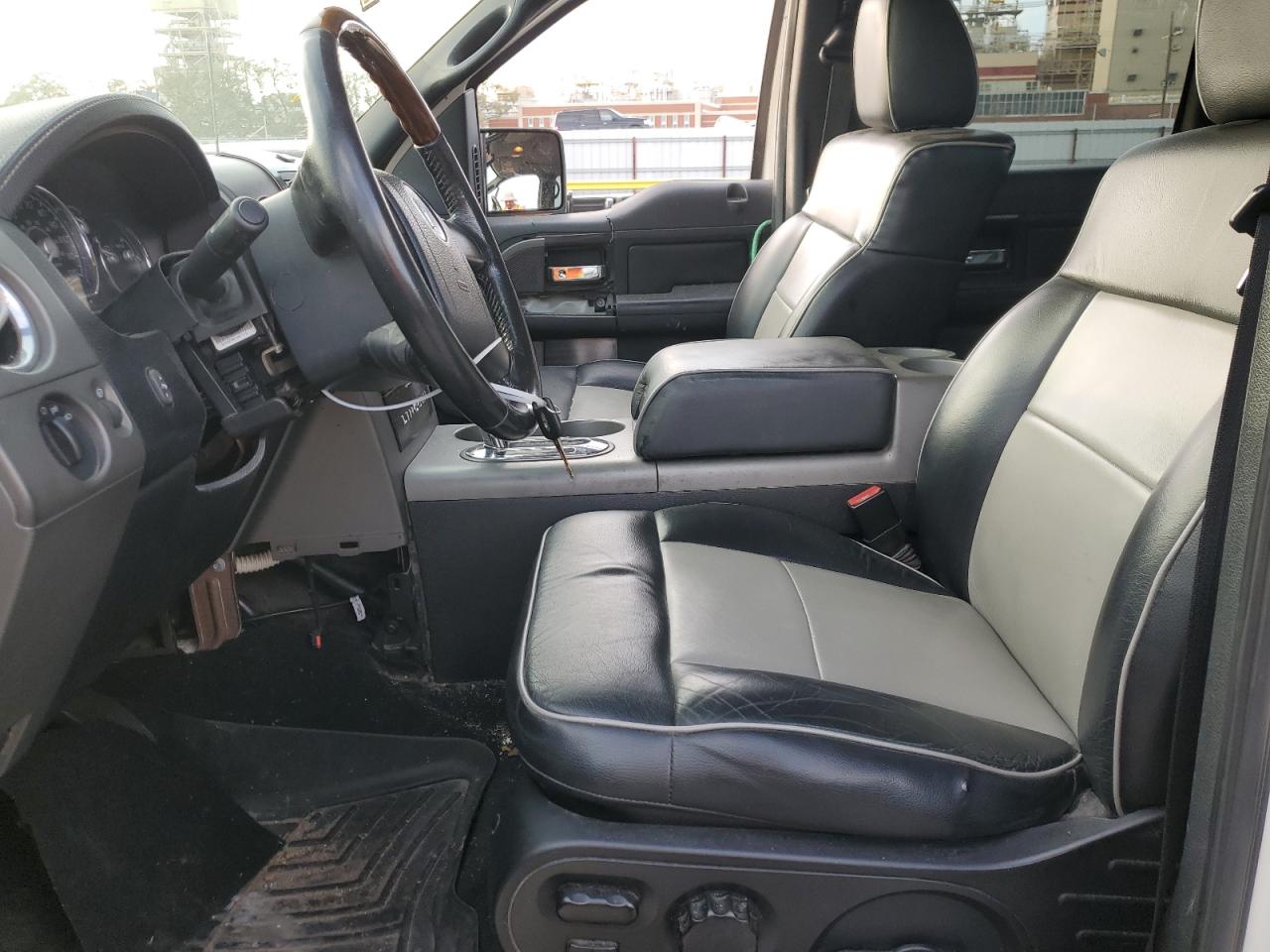 Photo 6 VIN: 5LTPW16598FJ04319 - LINCOLN MARK LT 