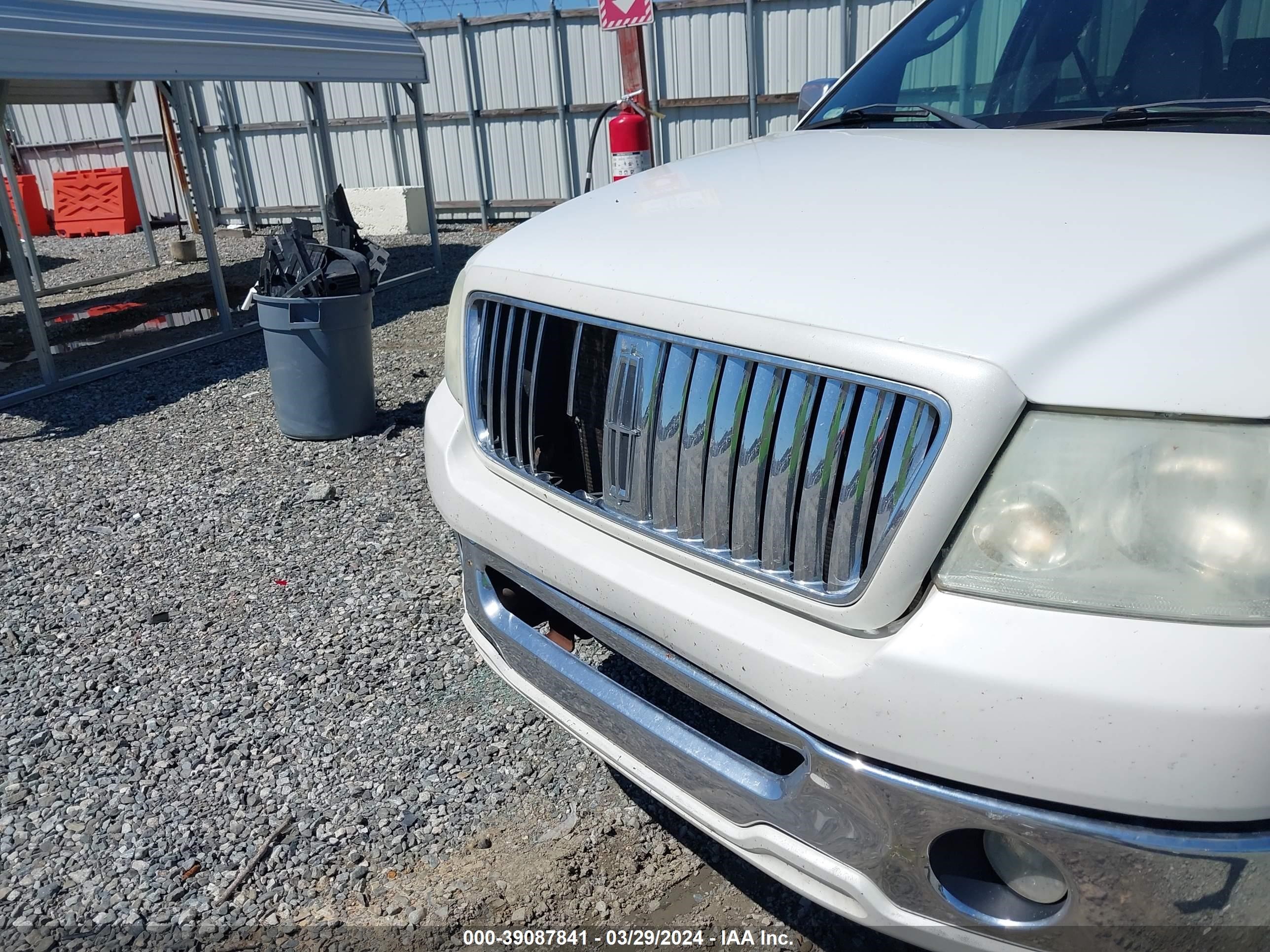 Photo 11 VIN: 5LTPW18506FJ17647 - LINCOLN MARK LT 