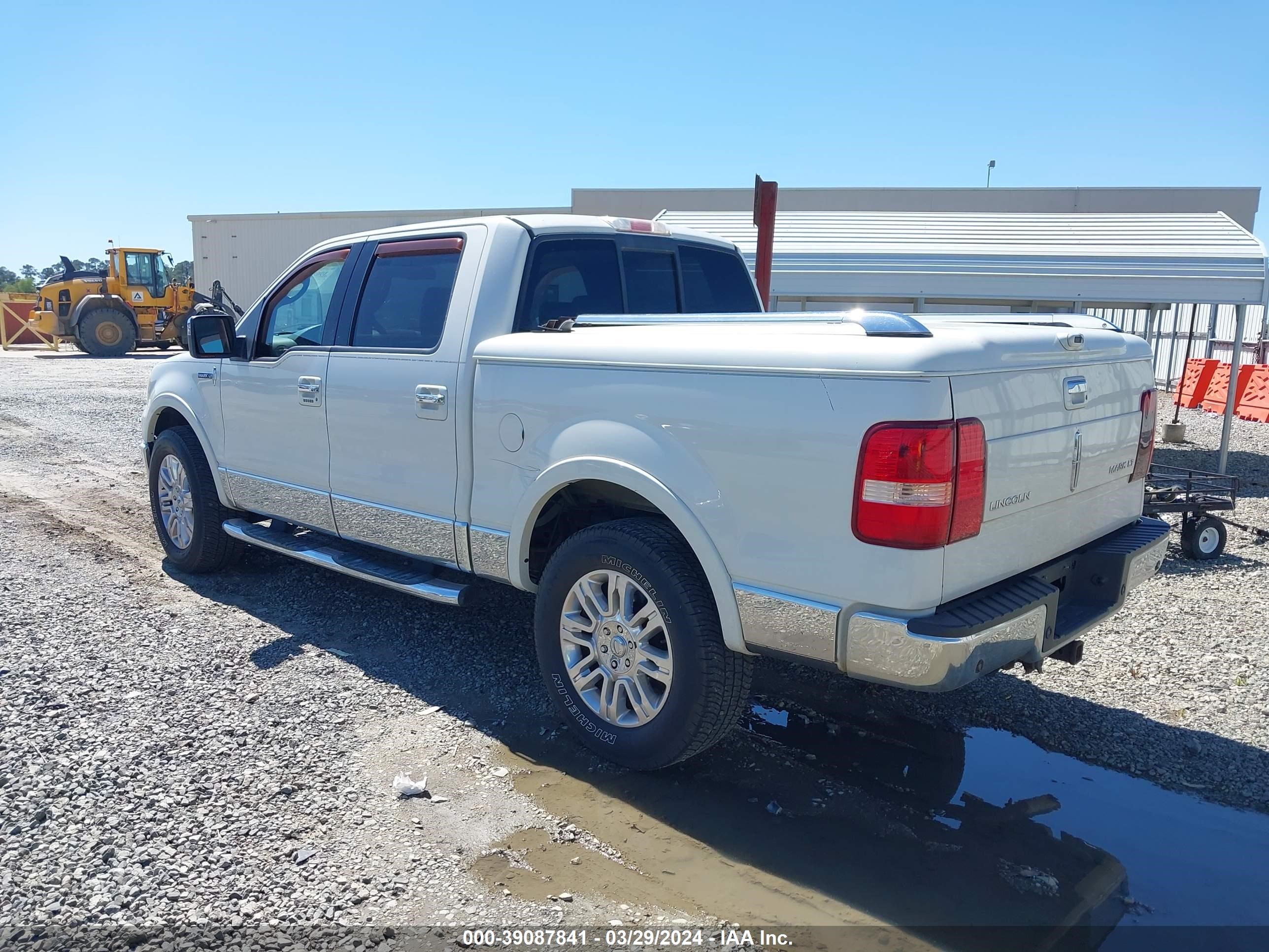 Photo 2 VIN: 5LTPW18506FJ17647 - LINCOLN MARK LT 