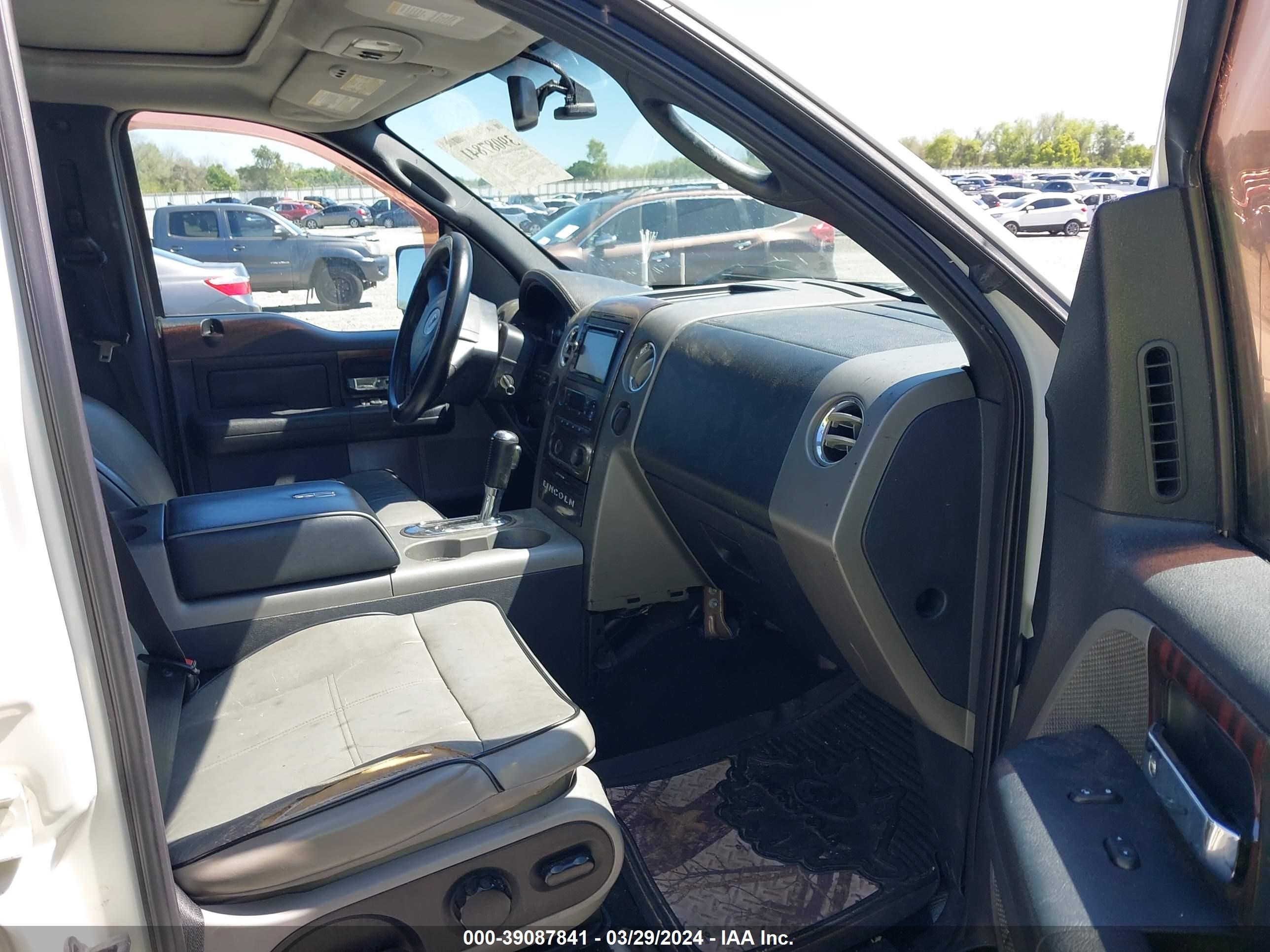 Photo 4 VIN: 5LTPW18506FJ17647 - LINCOLN MARK LT 