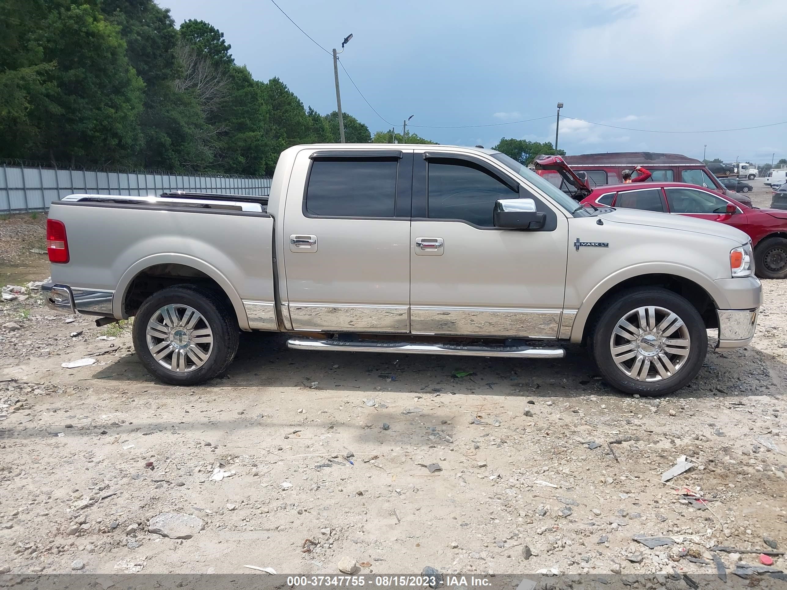 Photo 12 VIN: 5LTPW18506FJ23240 - LINCOLN MARK LT 