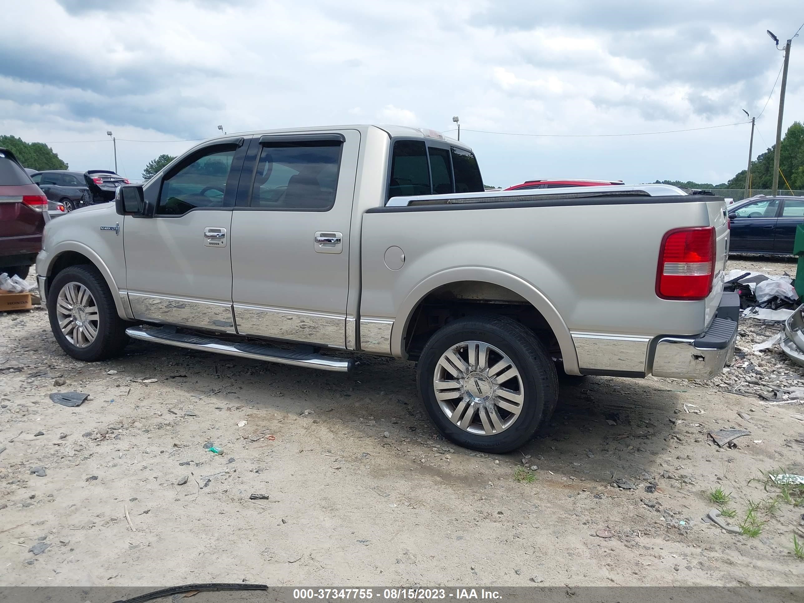 Photo 13 VIN: 5LTPW18506FJ23240 - LINCOLN MARK LT 