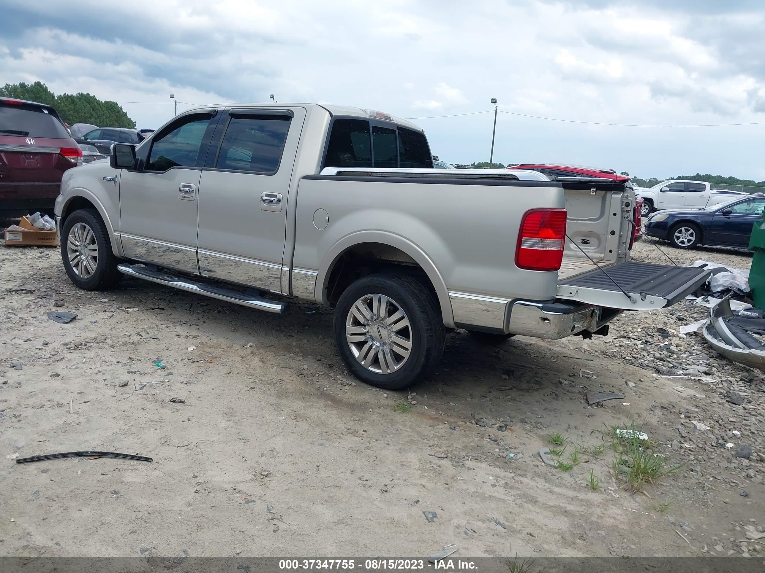 Photo 2 VIN: 5LTPW18506FJ23240 - LINCOLN MARK LT 