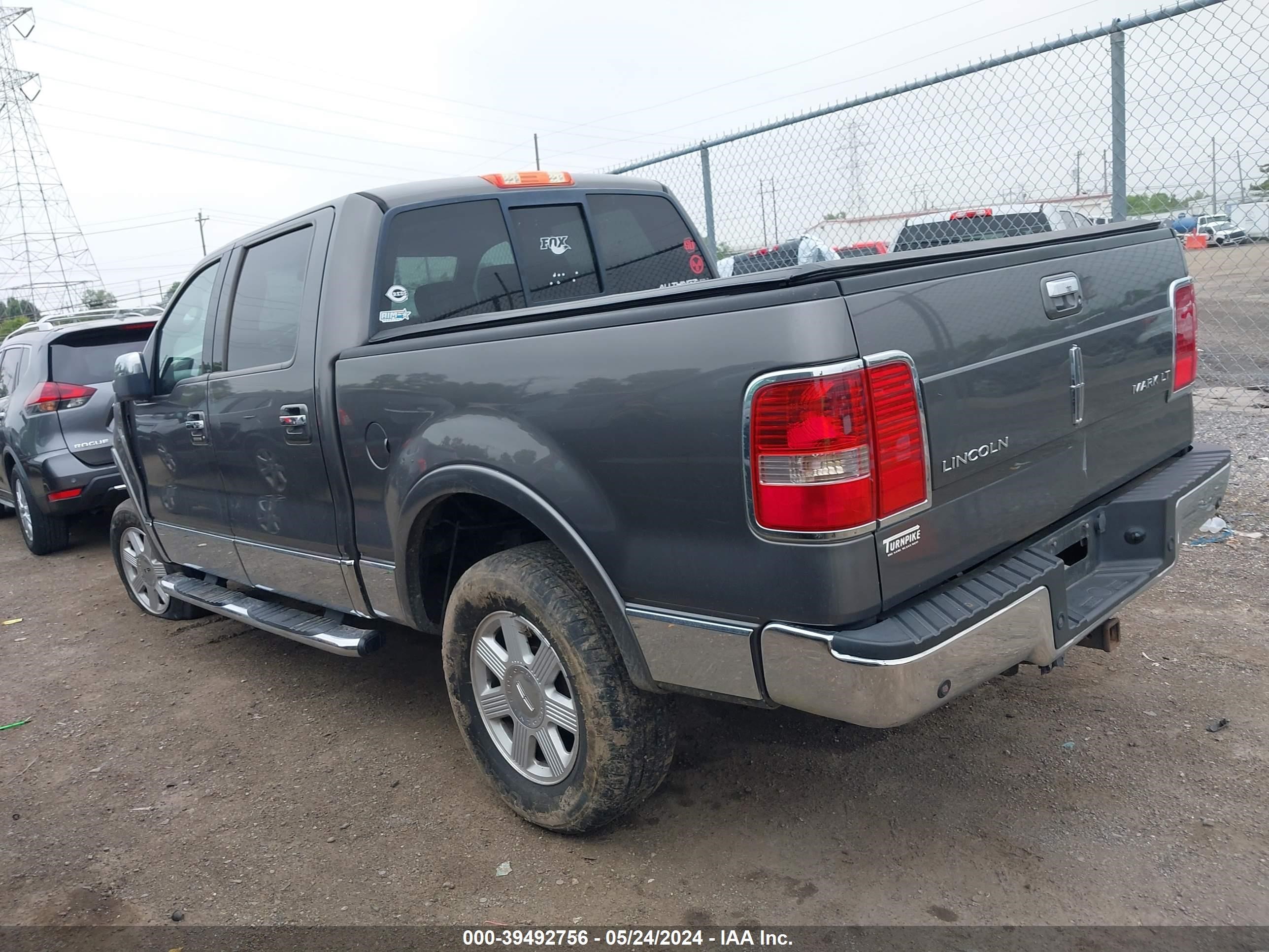 Photo 2 VIN: 5LTPW18517FJ04553 - LINCOLN MARK LT 