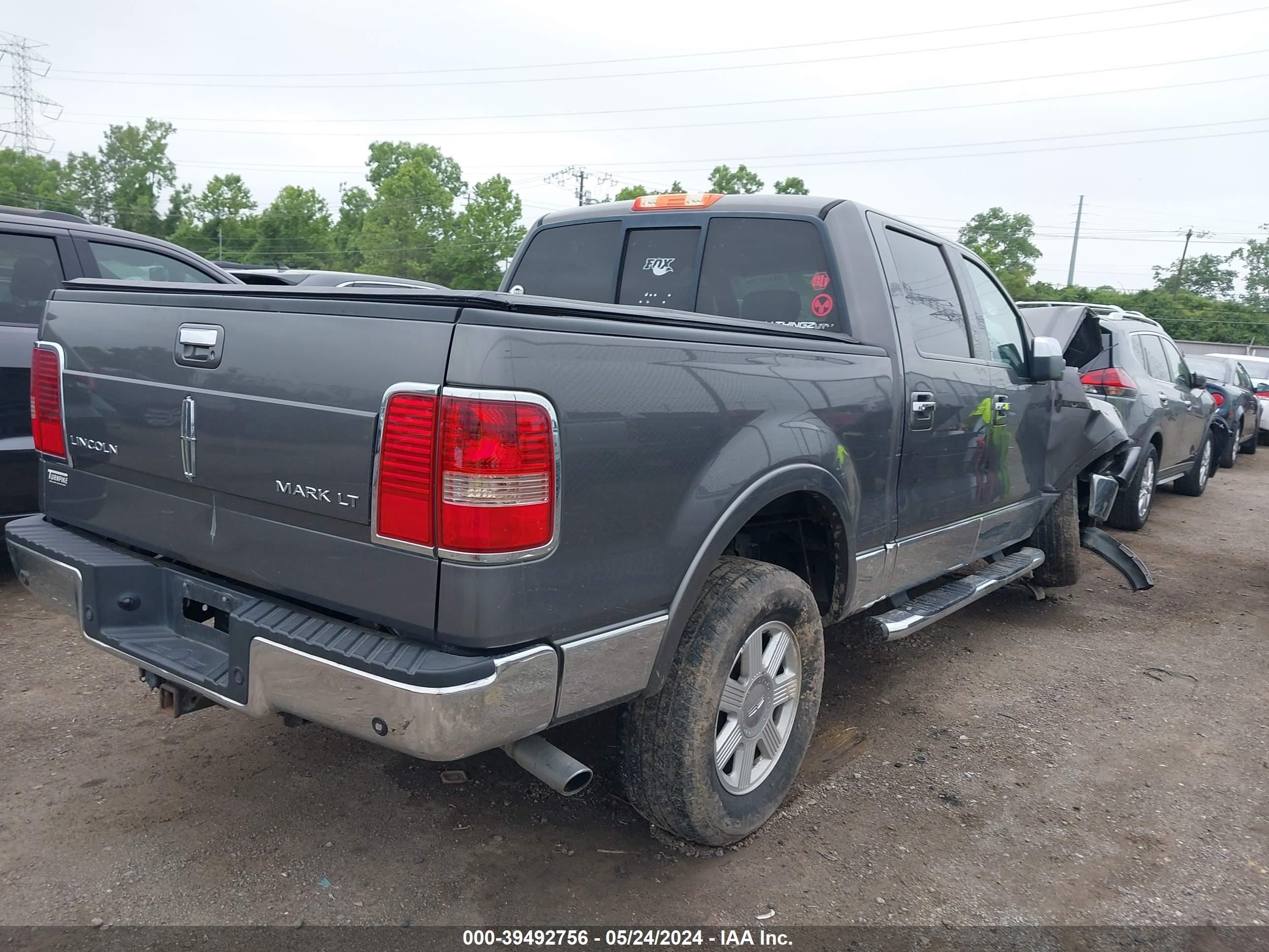 Photo 3 VIN: 5LTPW18517FJ04553 - LINCOLN MARK LT 