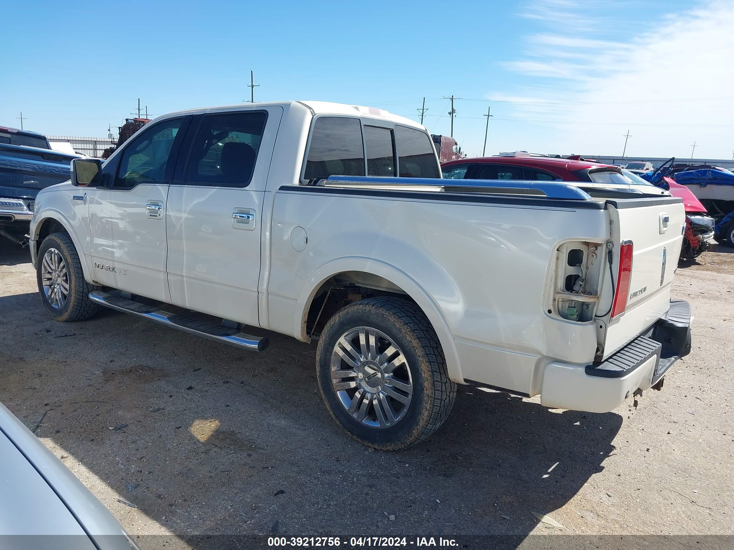 Photo 2 VIN: 5LTPW18517FJ10918 - LINCOLN MARK LT 