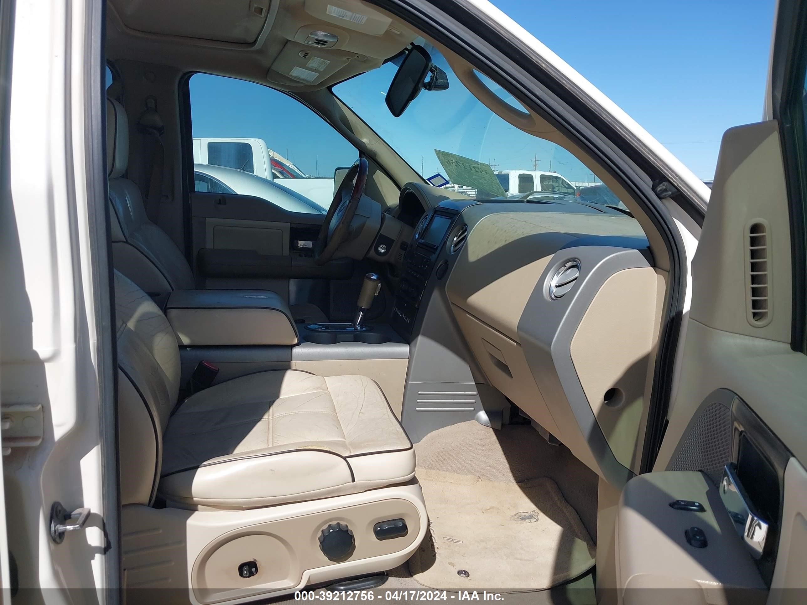 Photo 4 VIN: 5LTPW18517FJ10918 - LINCOLN MARK LT 