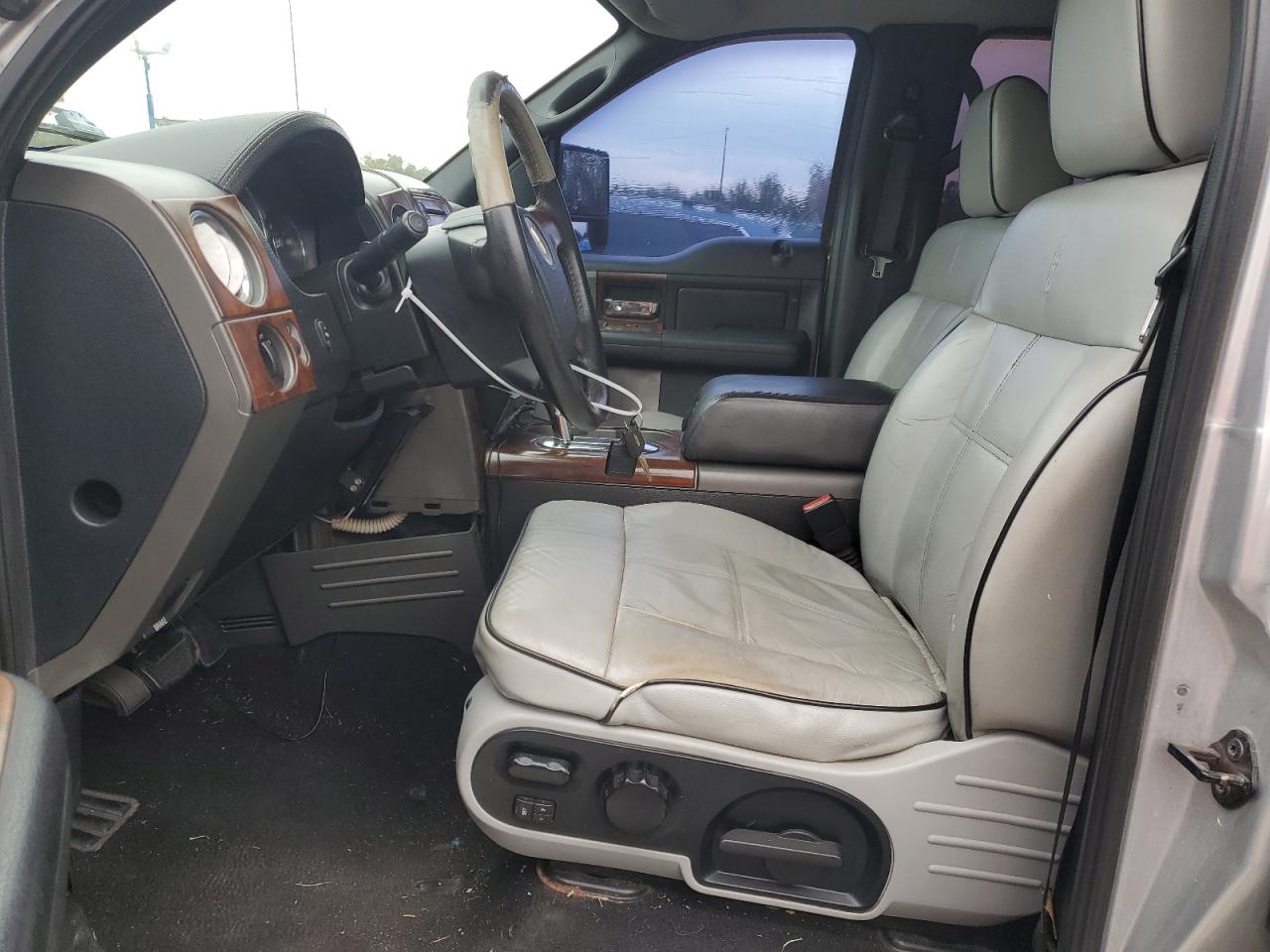 Photo 6 VIN: 5LTPW18526FJ02745 - LINCOLN MARK LT 