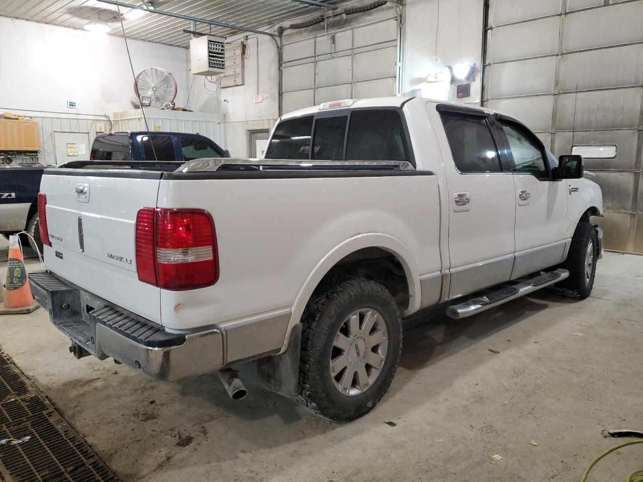 Photo 2 VIN: 5LTPW18526FJ14796 - LINCOLN MARK LT 