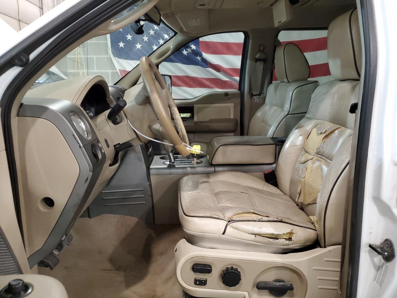 Photo 6 VIN: 5LTPW18526FJ14796 - LINCOLN MARK LT 