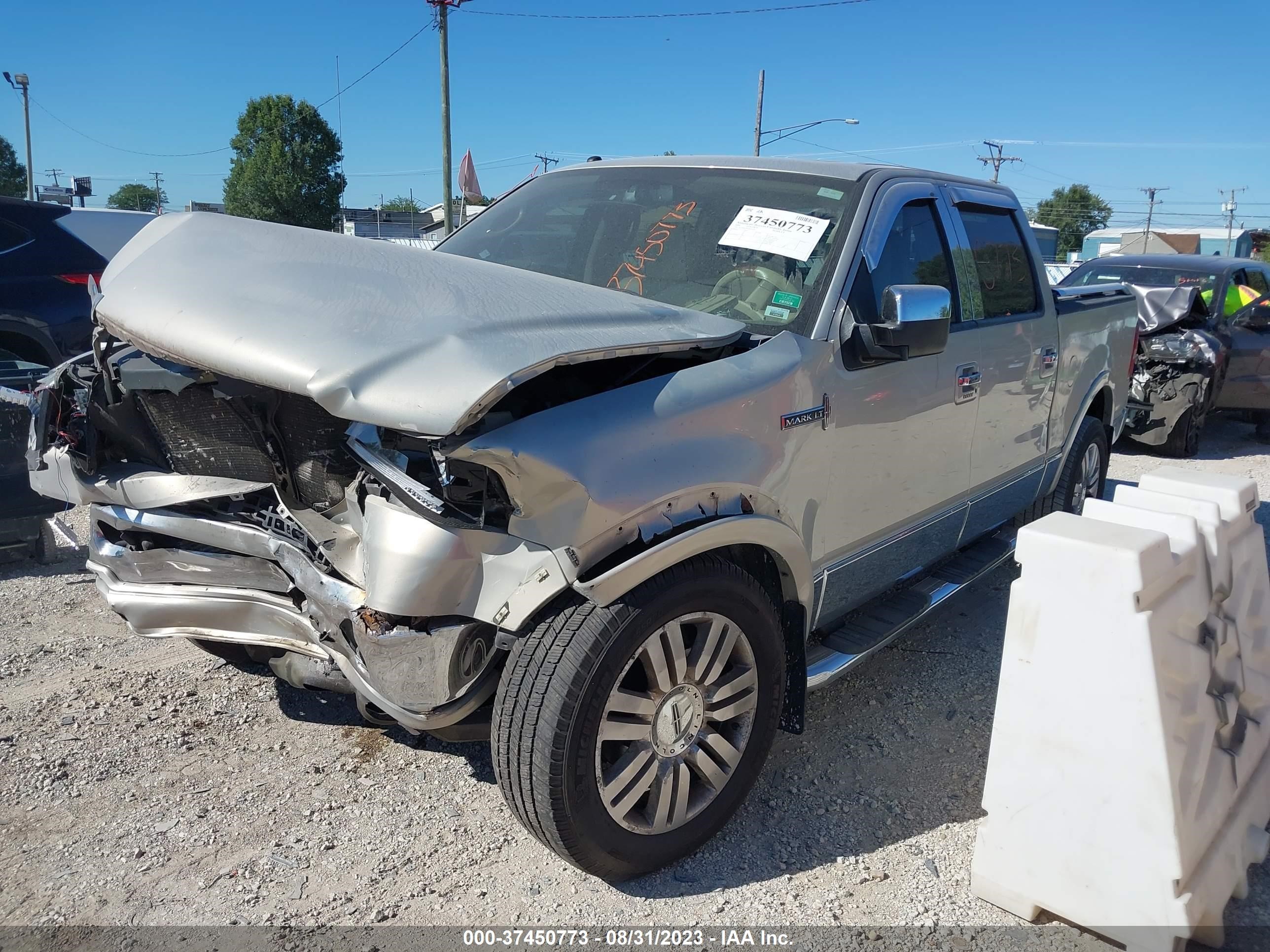 Photo 1 VIN: 5LTPW18526FJ16967 - LINCOLN MARK LT 