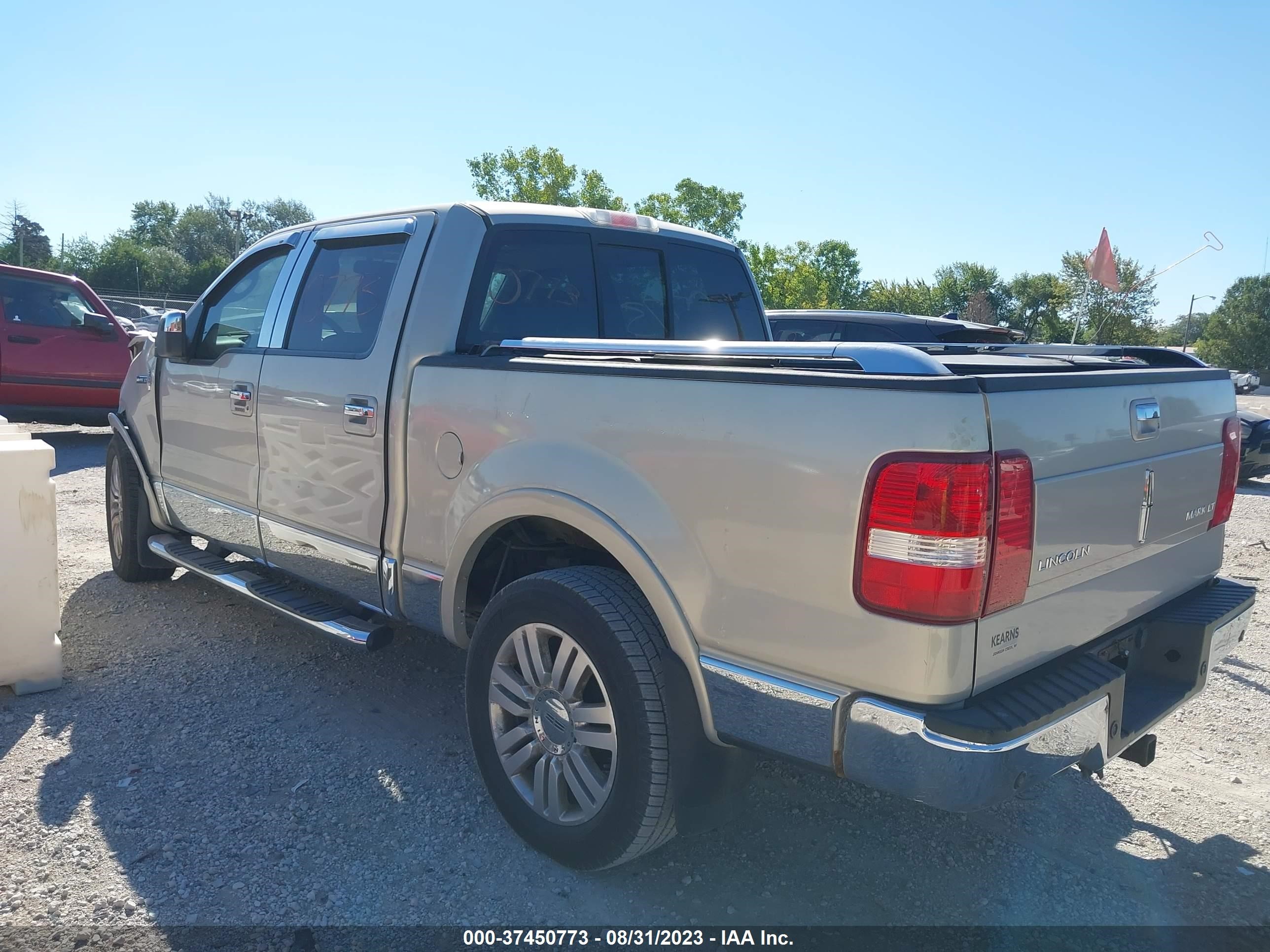 Photo 2 VIN: 5LTPW18526FJ16967 - LINCOLN MARK LT 