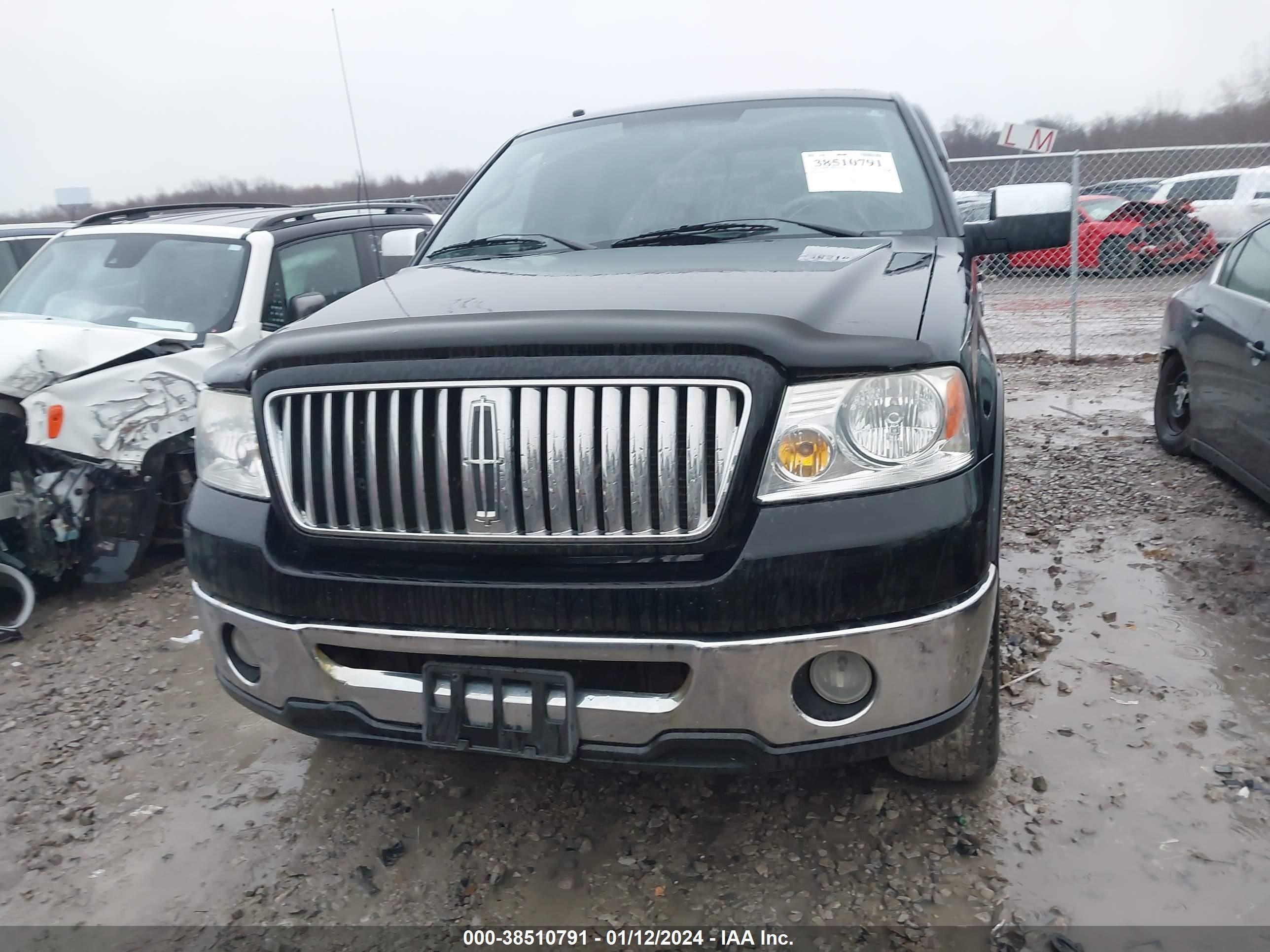 Photo 11 VIN: 5LTPW18526FJ19738 - LINCOLN MARK LT 