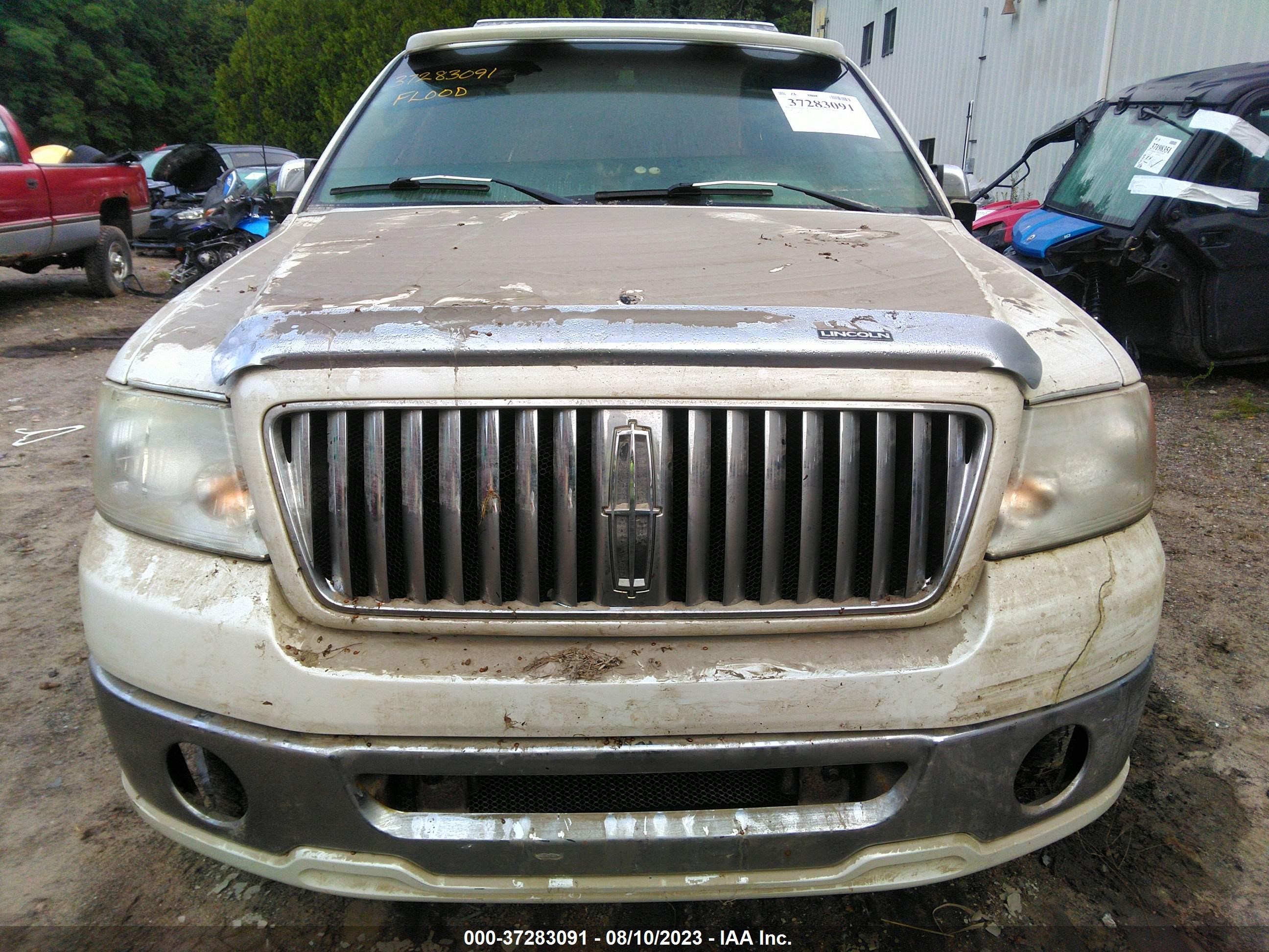 Photo 11 VIN: 5LTPW18526FJ20470 - LINCOLN MARK LT 